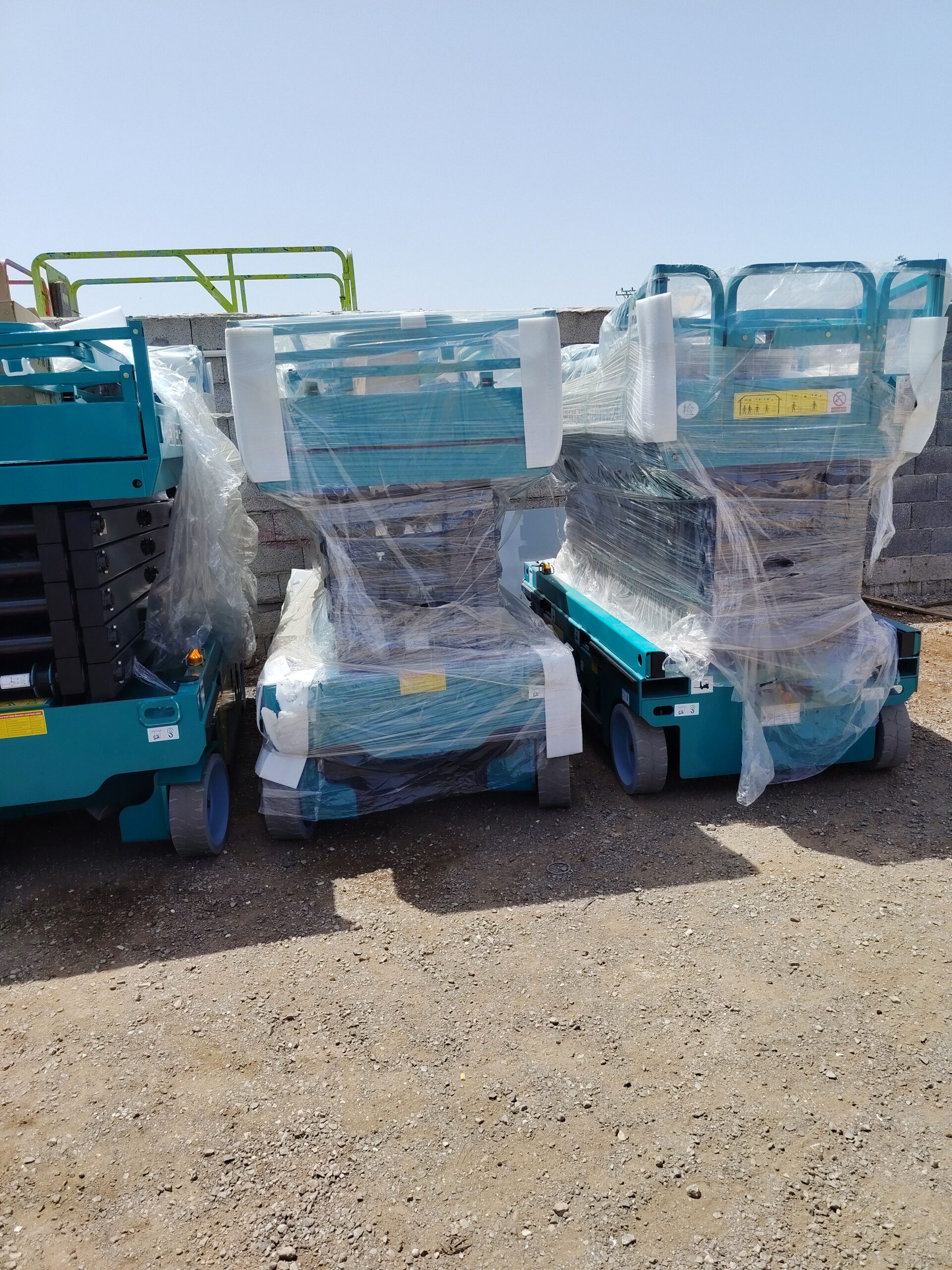 سيزرلفت ومان لفت ورافعات شوكيه وجي سي بي وبوم تراك