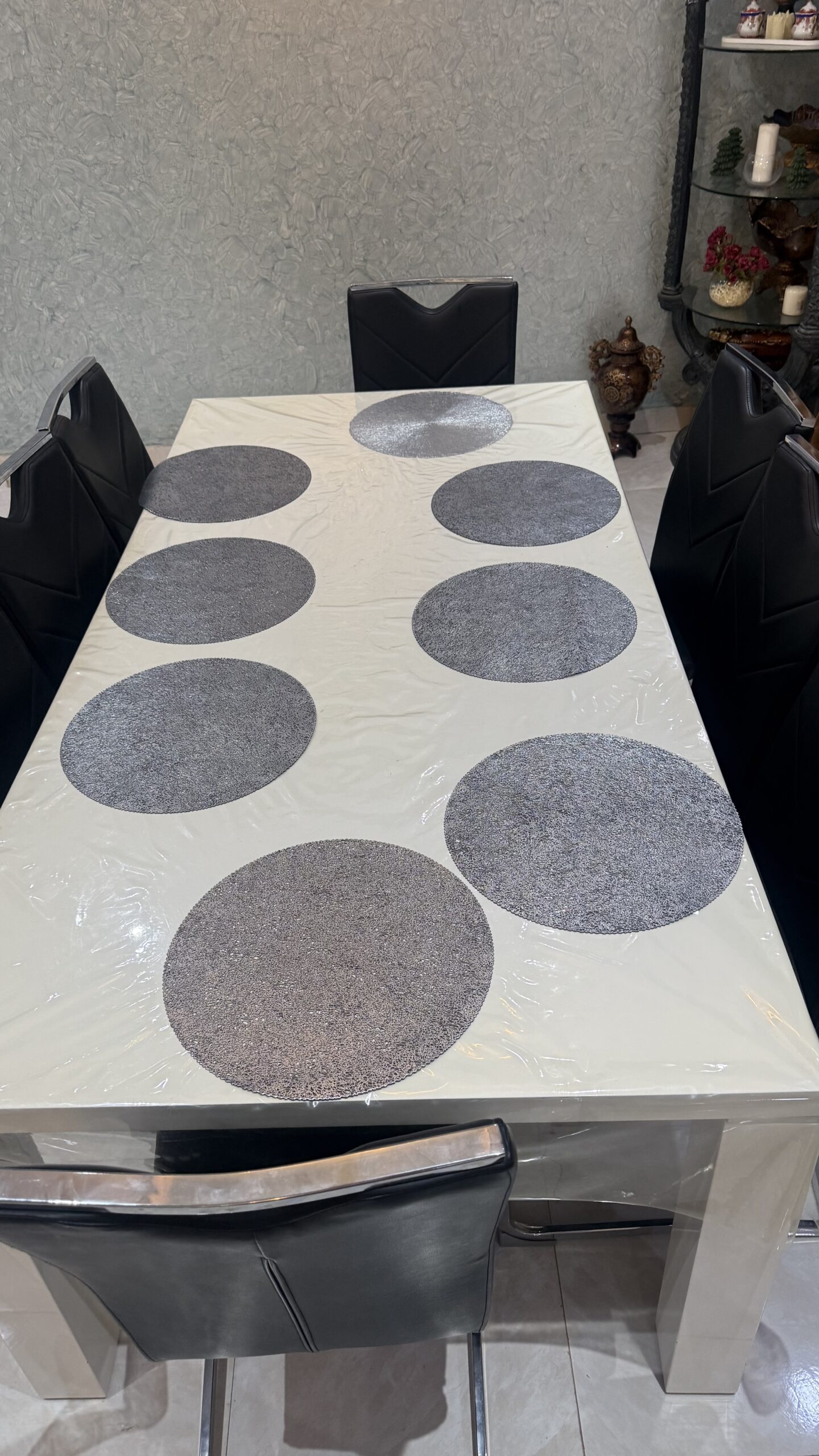 طاولة اكل سليمه من اي خدش او كسر ثمان كراسي