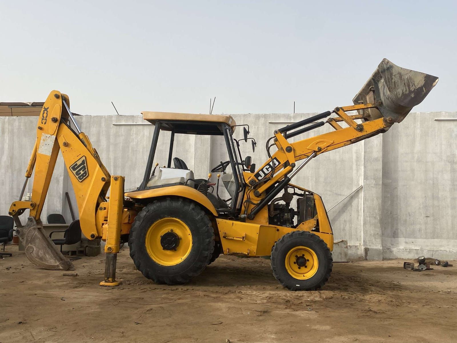 رافعات شوكية وسيزر لفت ومان لفت وكرينات وجي سي بي