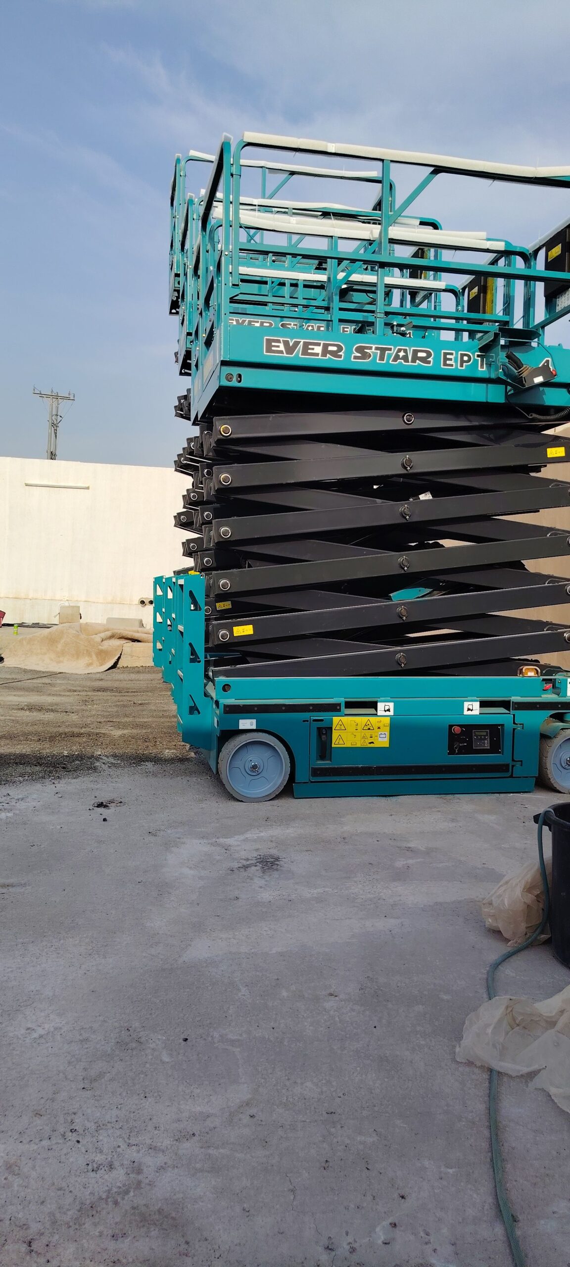 رافعات شوكية وسيزر لفت ومان لفت وكرينات وجي سي بي