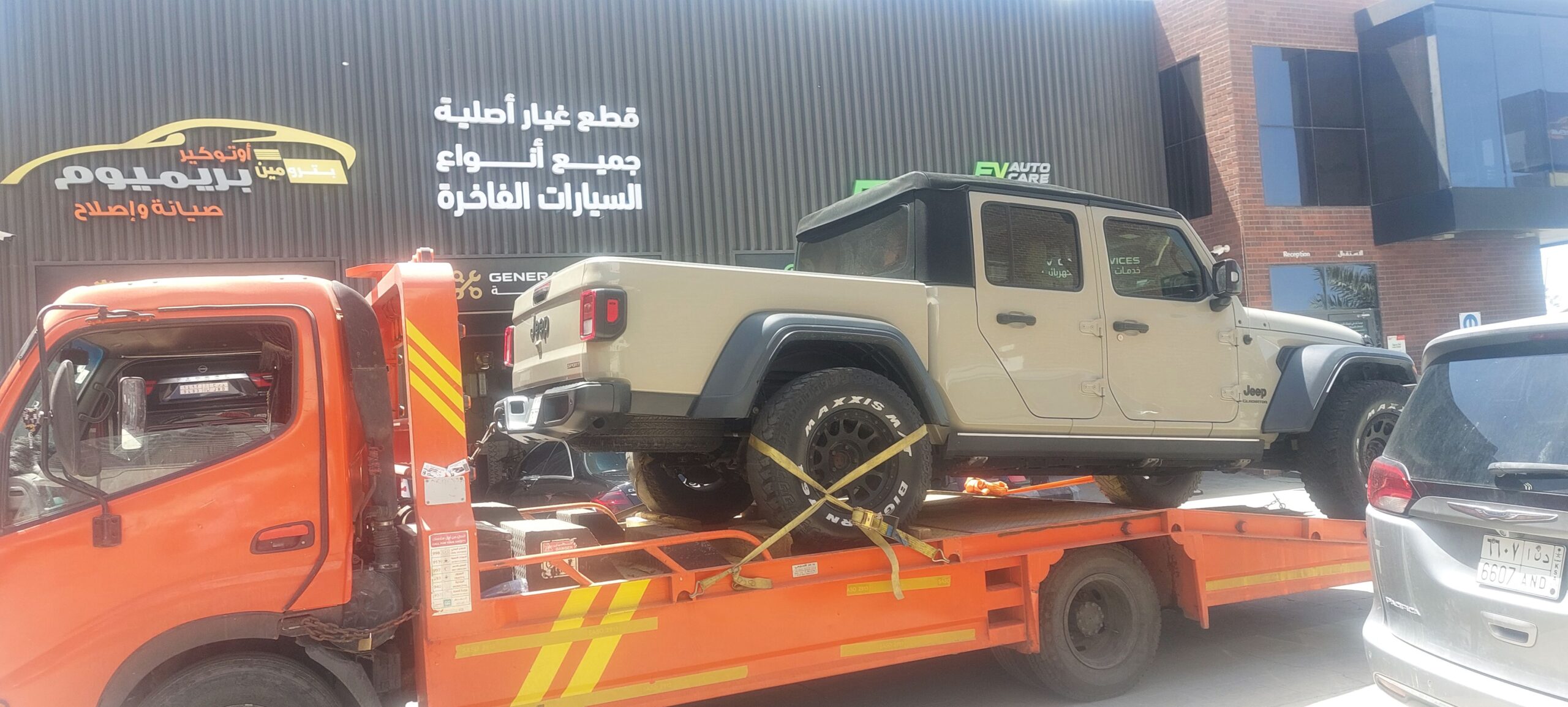 Flatbed tow truck service in North Jeddah, trips i