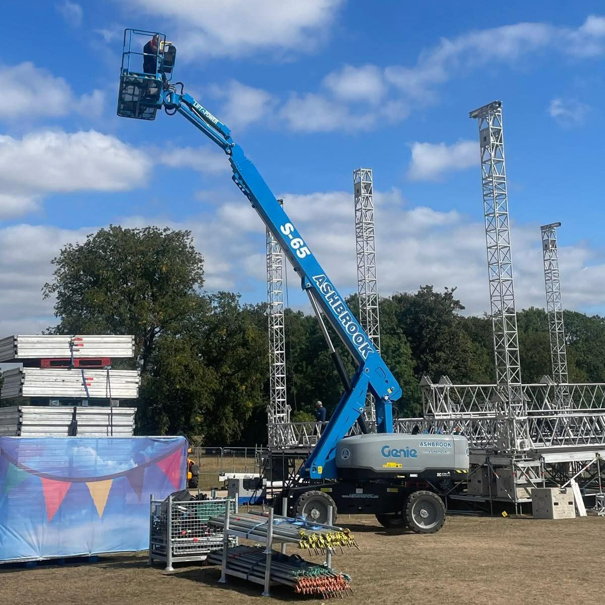 تأجير رافعات مقصية سيزرلفت / 8–18م للإيجار بالدمام