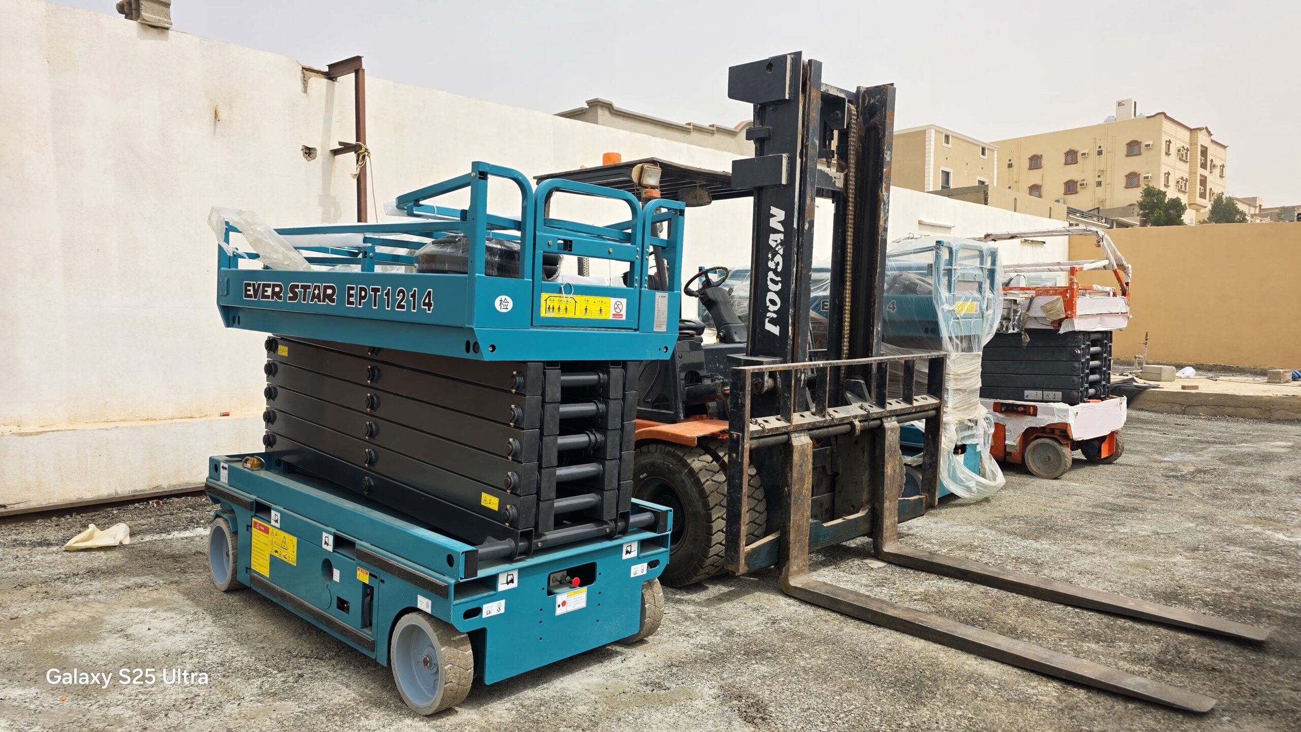 سيزر لفت للايجار رافعه شوكيه للايجار مانلفت للايجا