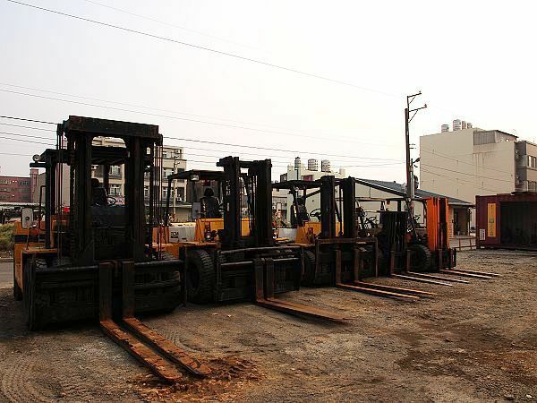 سيزر لفت مان لفت فوركلفت جي سي بي للايجار