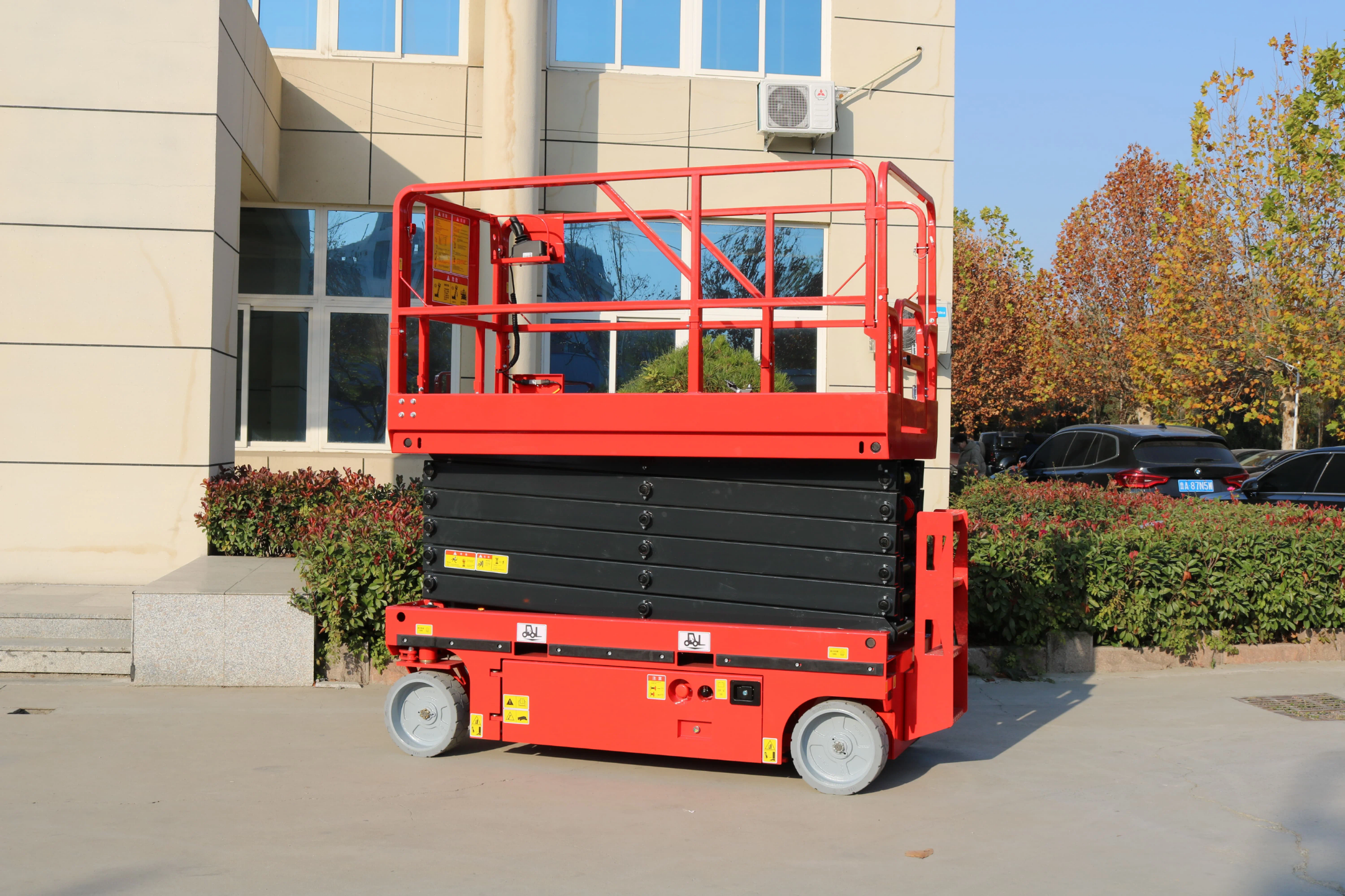 إيجار سيزر لفت الدمام 8-16م | منصات رفع مقصية للإي