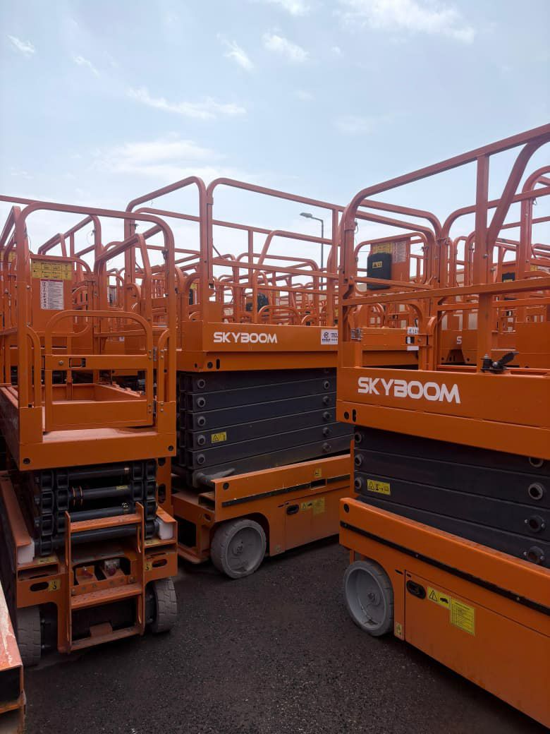 رافعات شوكيه رافعات تلسكوبيه بوبكات للايجار سيزرلف