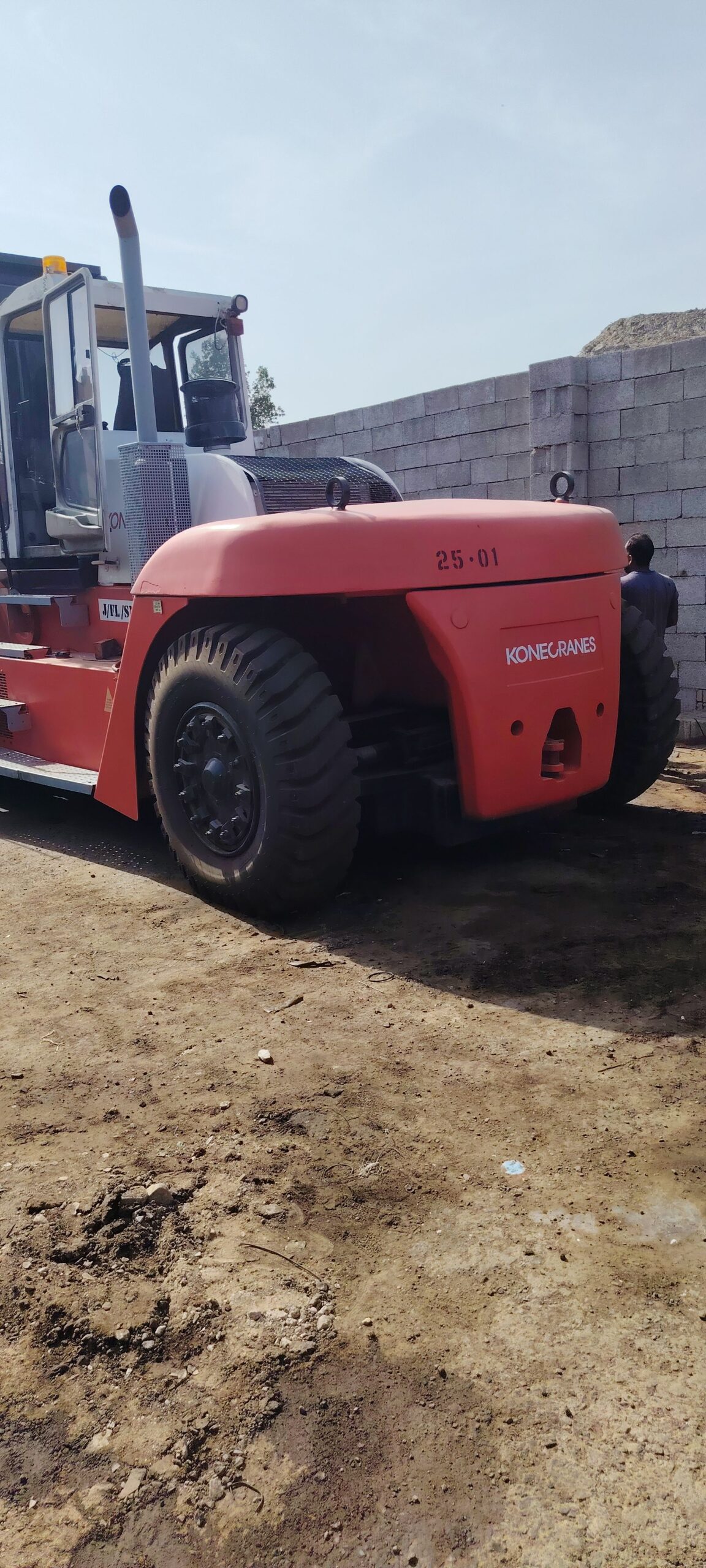 رافعات شوكية وسيزر لفت ومان لفت وكرينات وجي سي بي