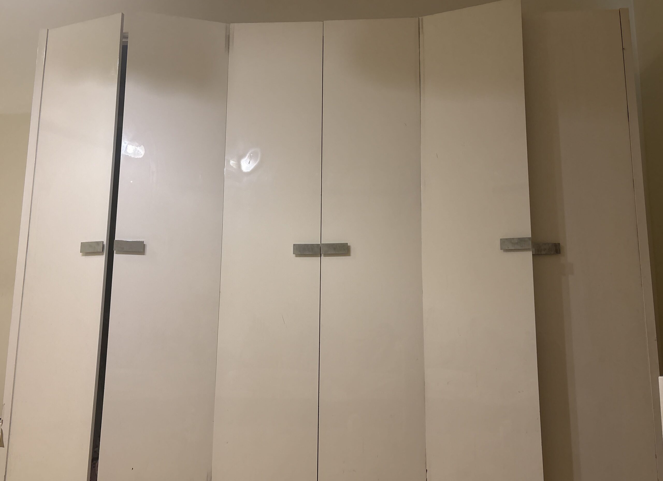 دولاب خشب قوي ممتاز مدة الاستعمال ٥ سنوات