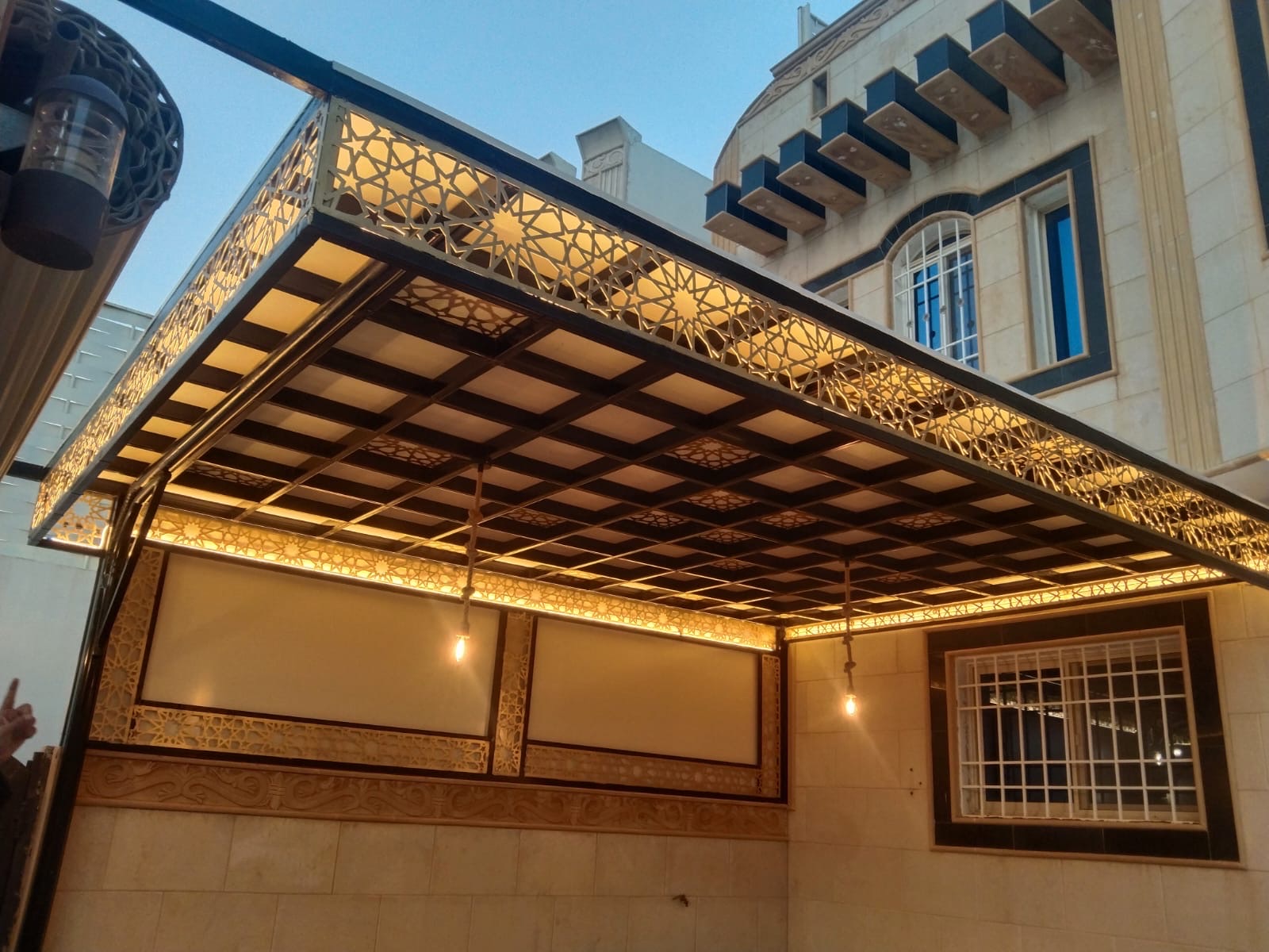 مظلات جلسات برجولات وساندوتش بنل مع بديل خشب