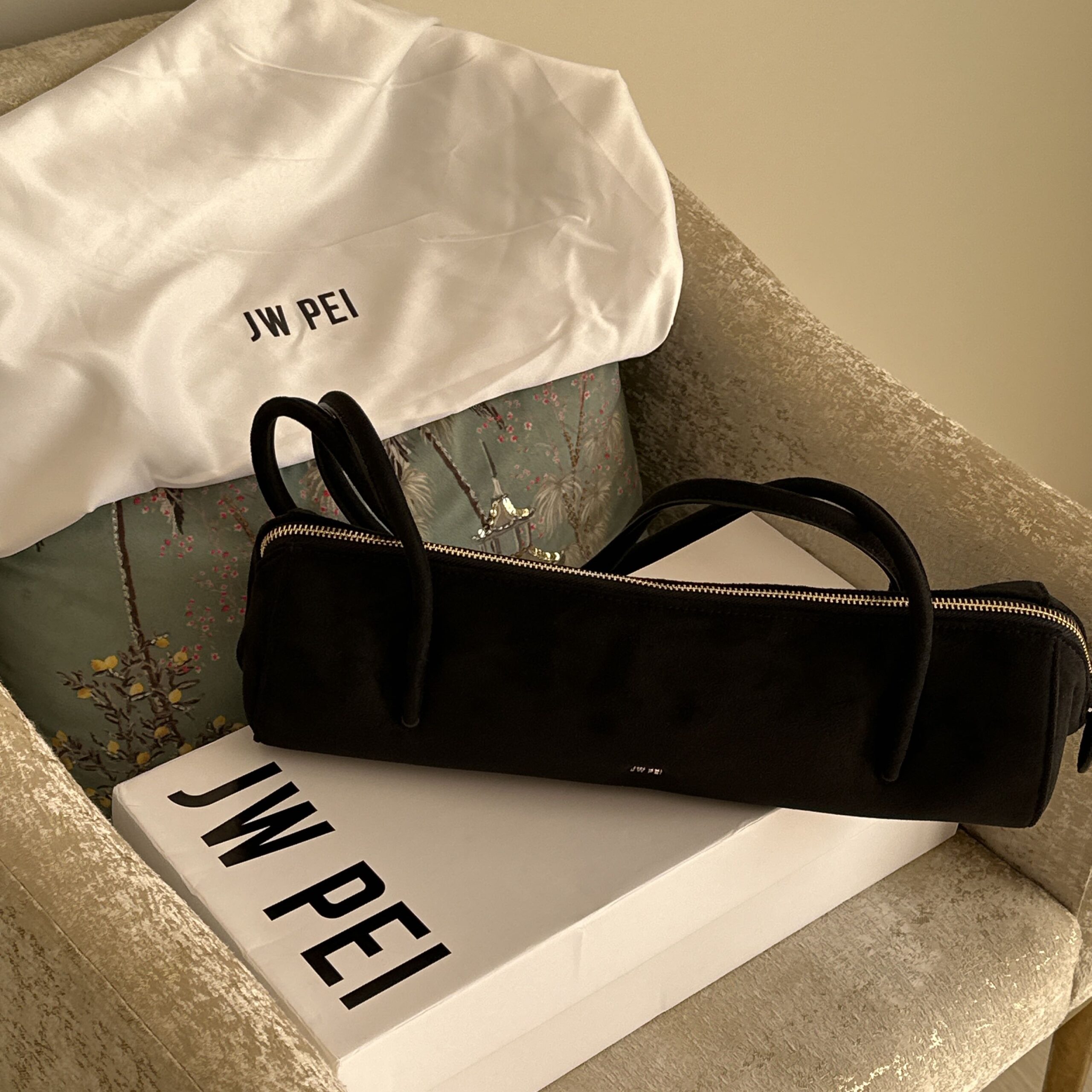 شنطة JW PEI أصلية جديدة لون أسود أنيقة