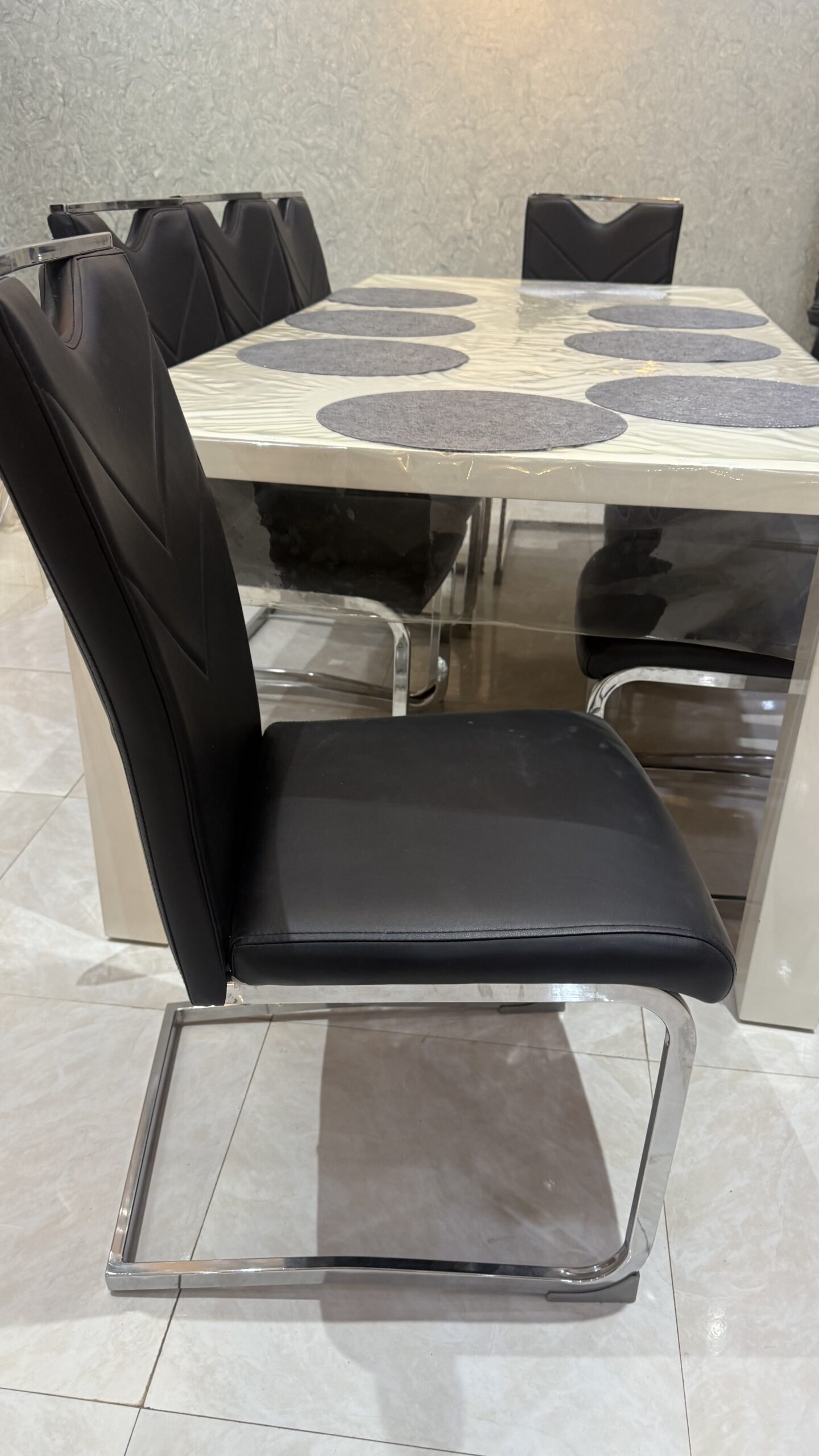 طاولة اكل سليمه من اي خدش او كسر ثمان كراسي