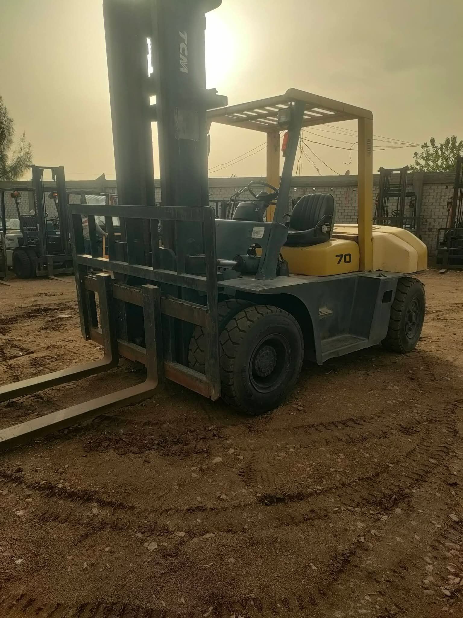 سيزر لفت للإيجار مان لفت للإيجار فوركلفت للايجار