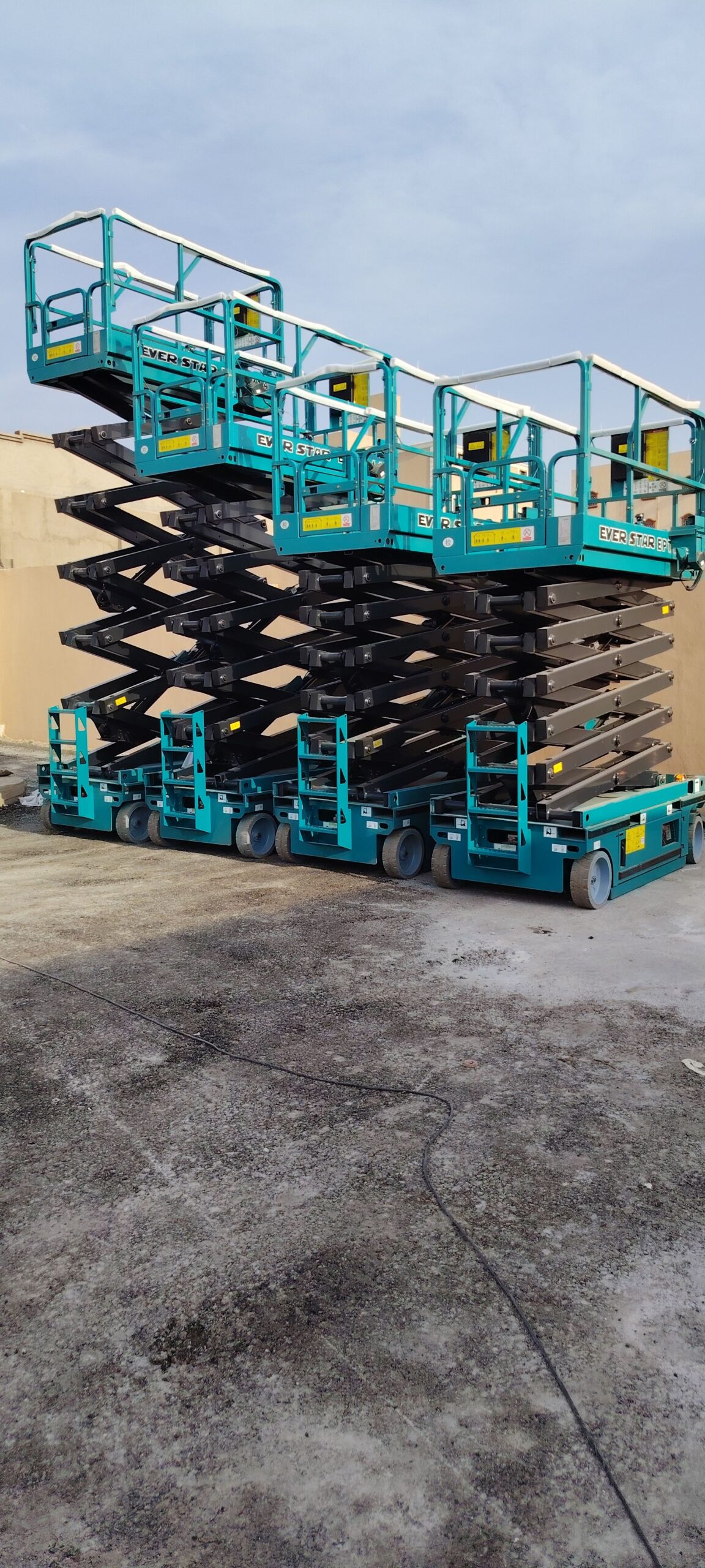 رافعات شوكية وسيزر لفت ومان لفت وكرينات وجي سي بي