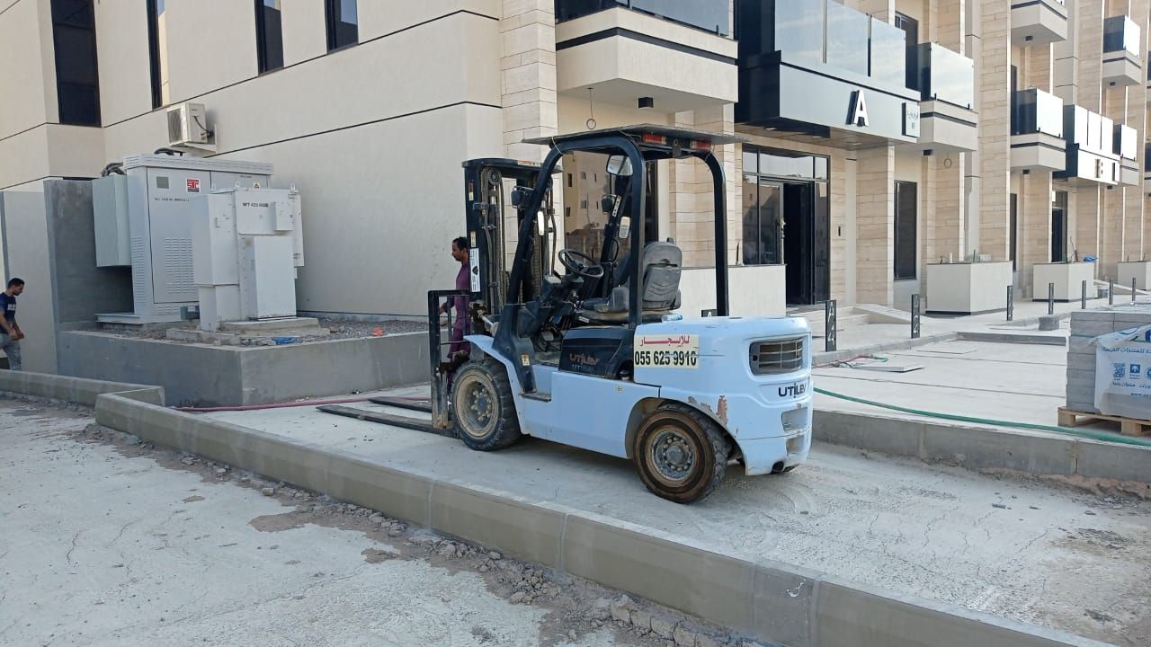 رافعات شوكية وسيزرات وكرينات في المدينه المنوره لل