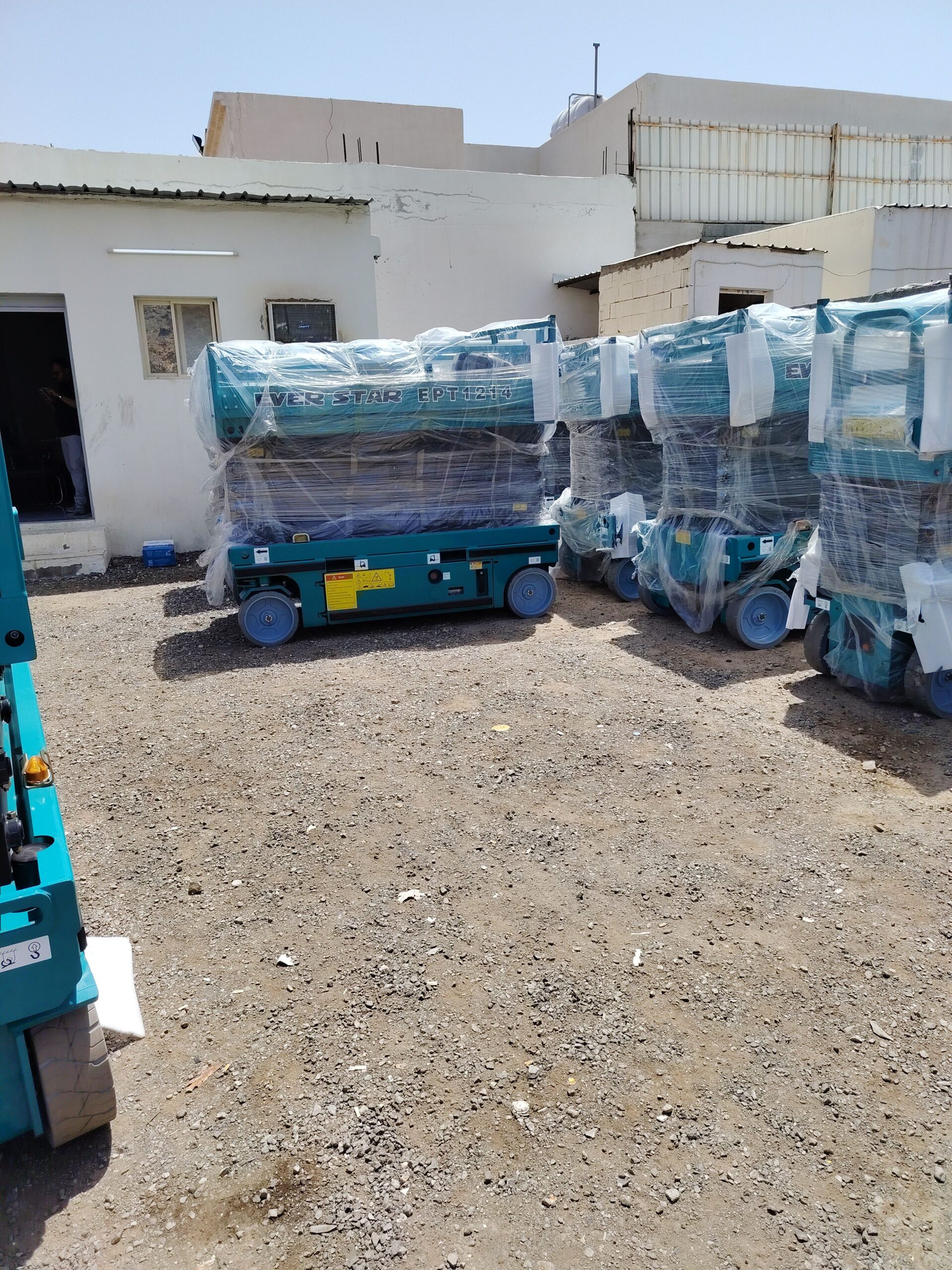 سيزرلفت ومان لفت ورافعات شوكيه وجي سي بي وبوم تراك