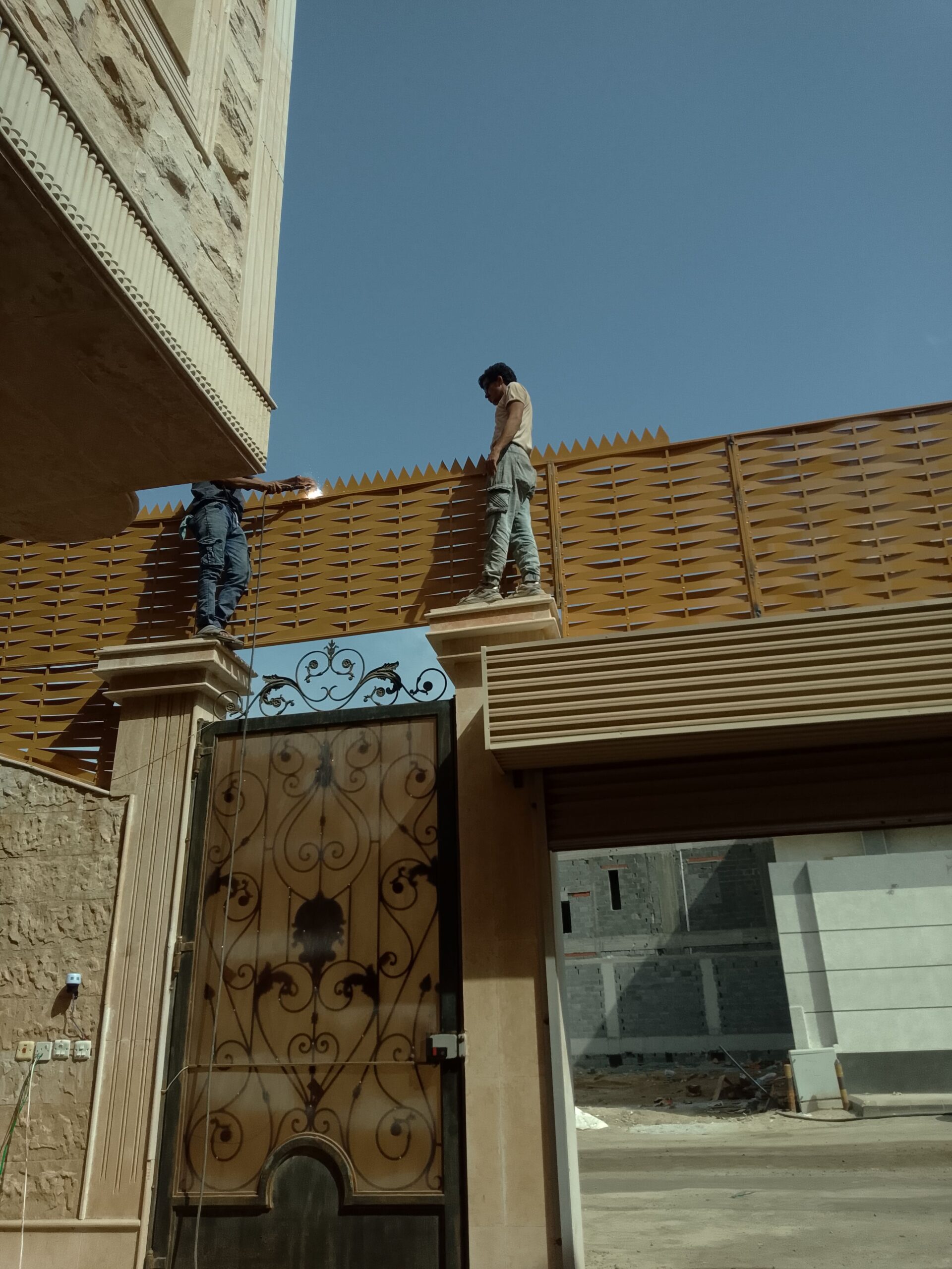 تركيب ساندوتش بانل : عملية تركيب ساندوتش بانل | اس