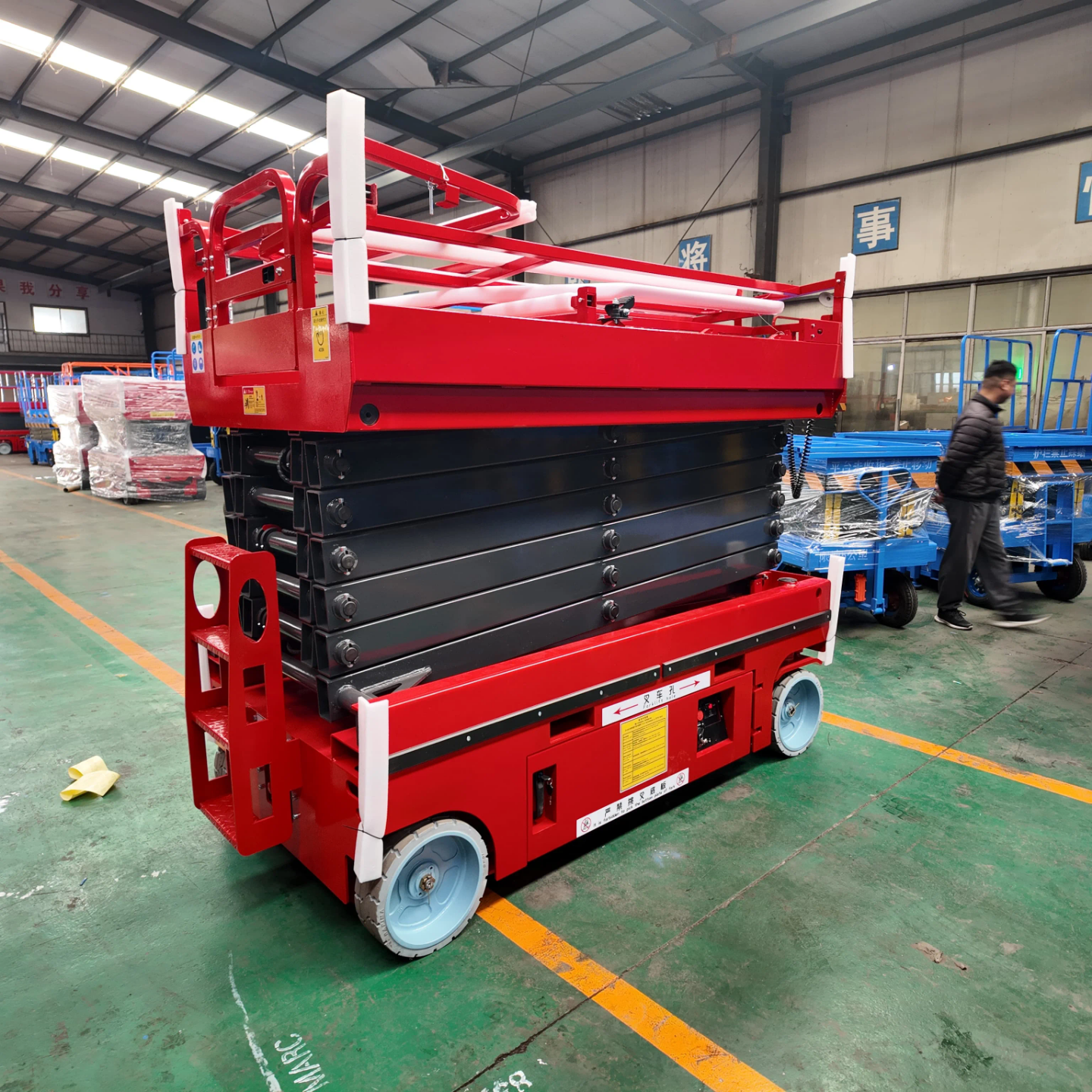 إيجار سيزر لفت الدمام 8-16م | منصات رفع مقصية للإي