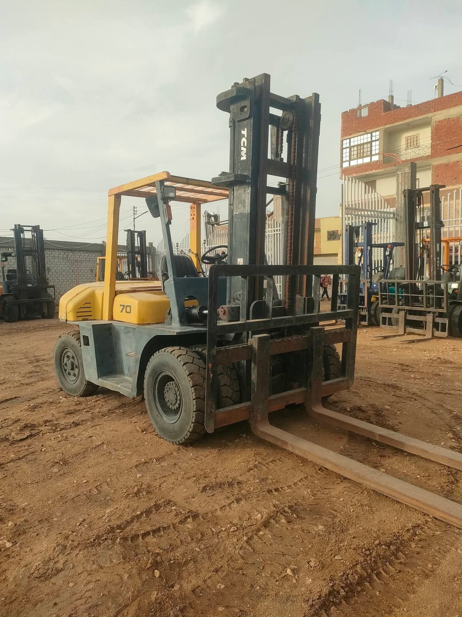 رافعات شوكية فوركلفت للايجار الرياض 25طن