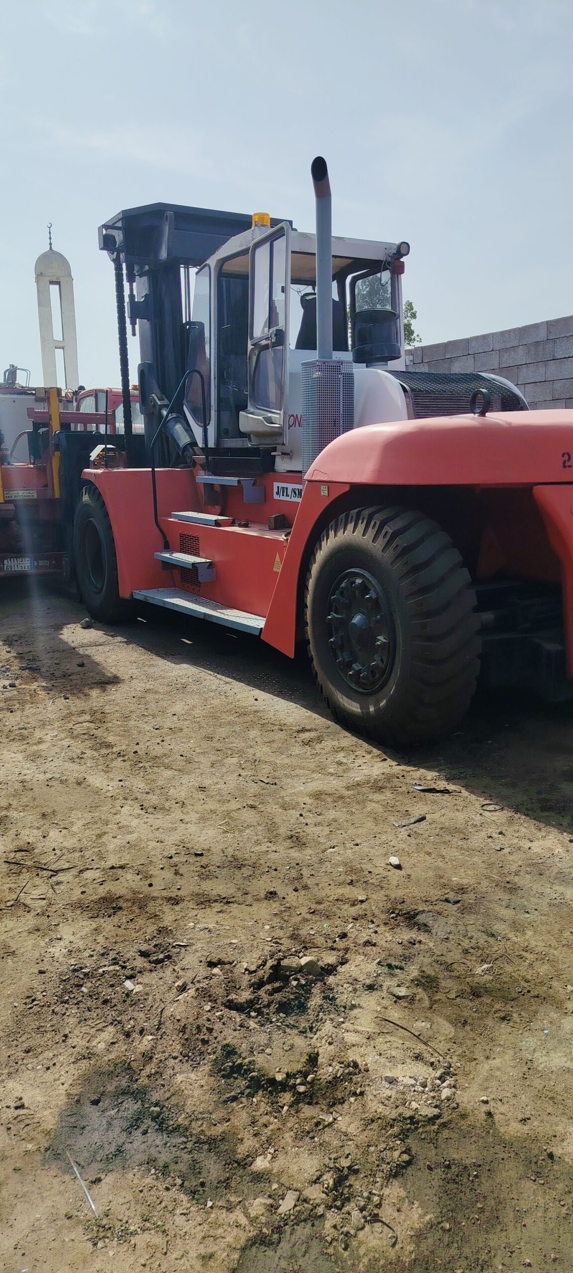 مان لفت وسيزر لفت ورافعات شوكيه وجي سي بي وبوم لفت