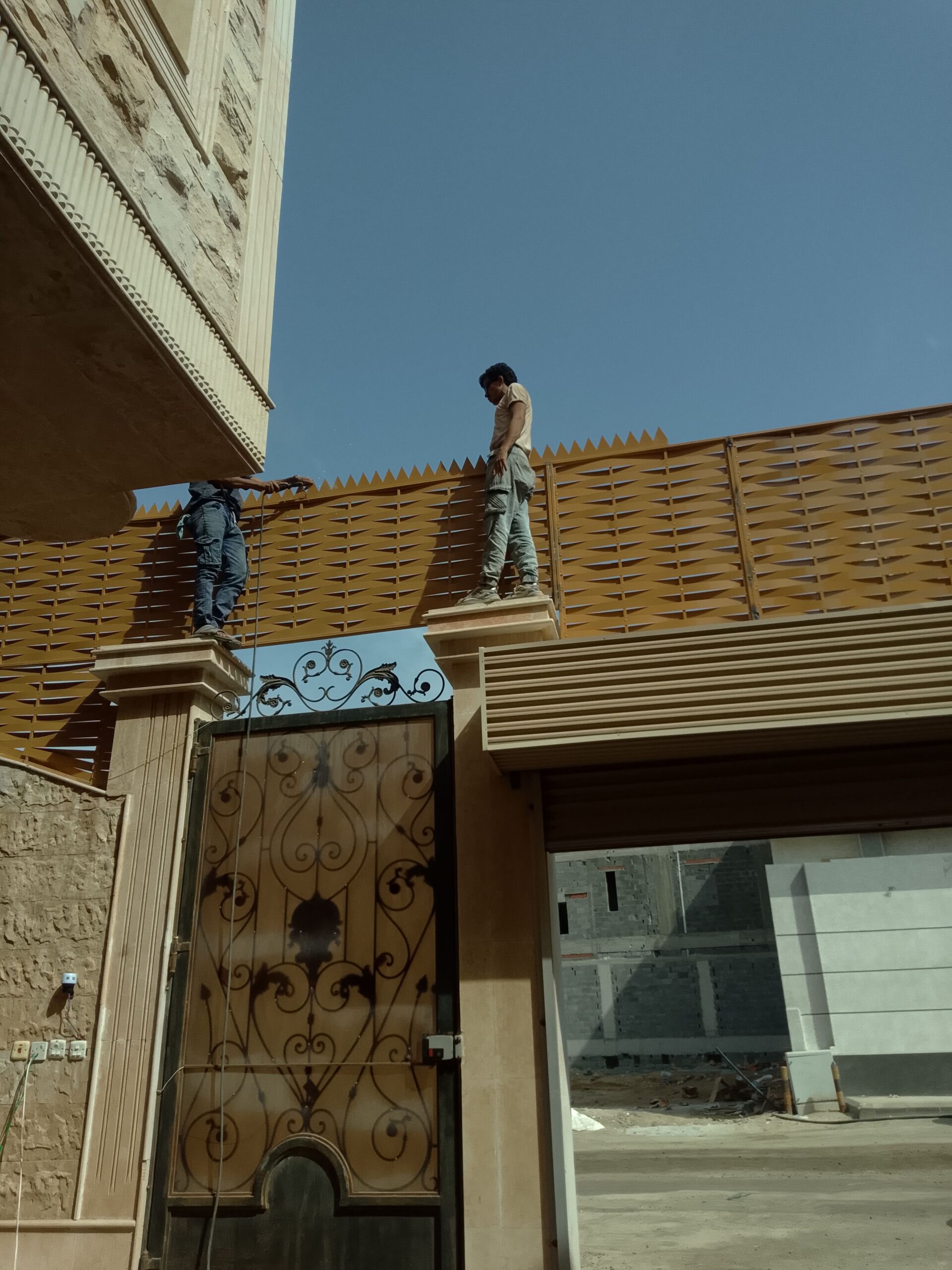 مظلات وسواتر هناجر ساندويش بنل وبرجول جده