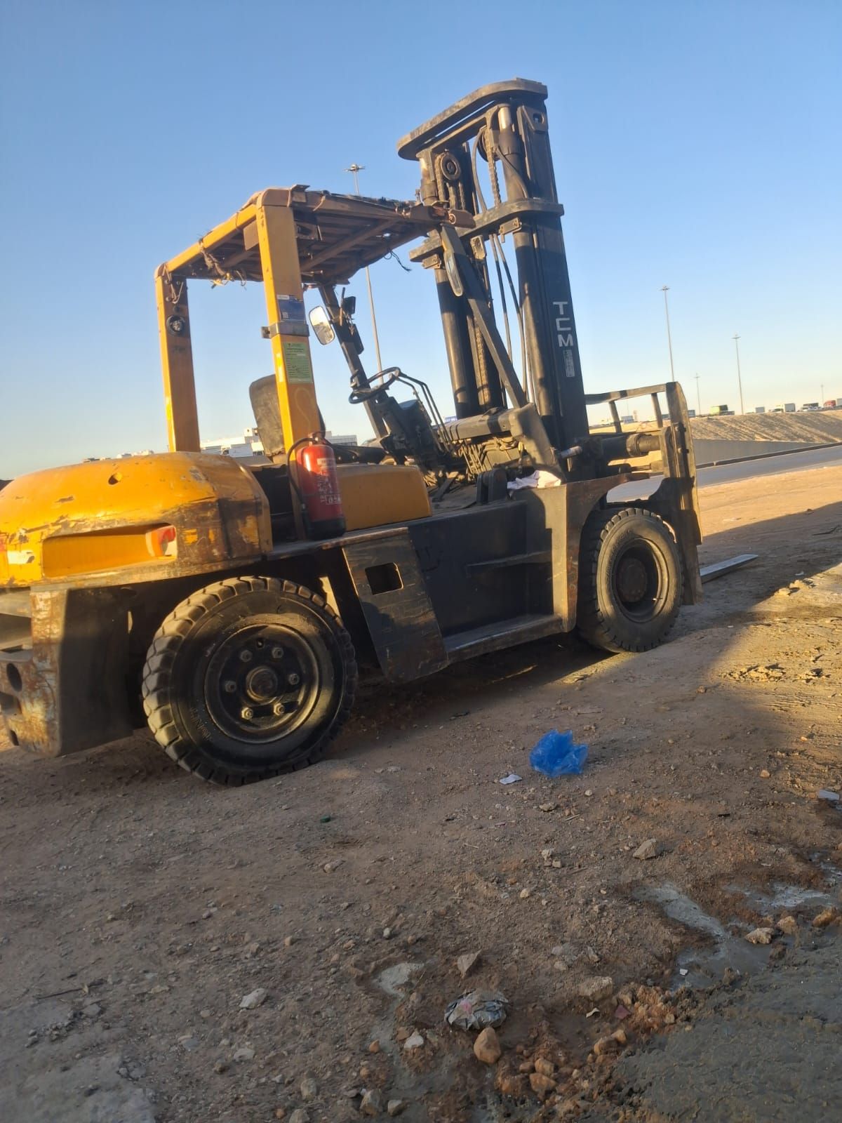 رافعات شوكية للإيجار بالمدينة للمصانع والمشاريع فو