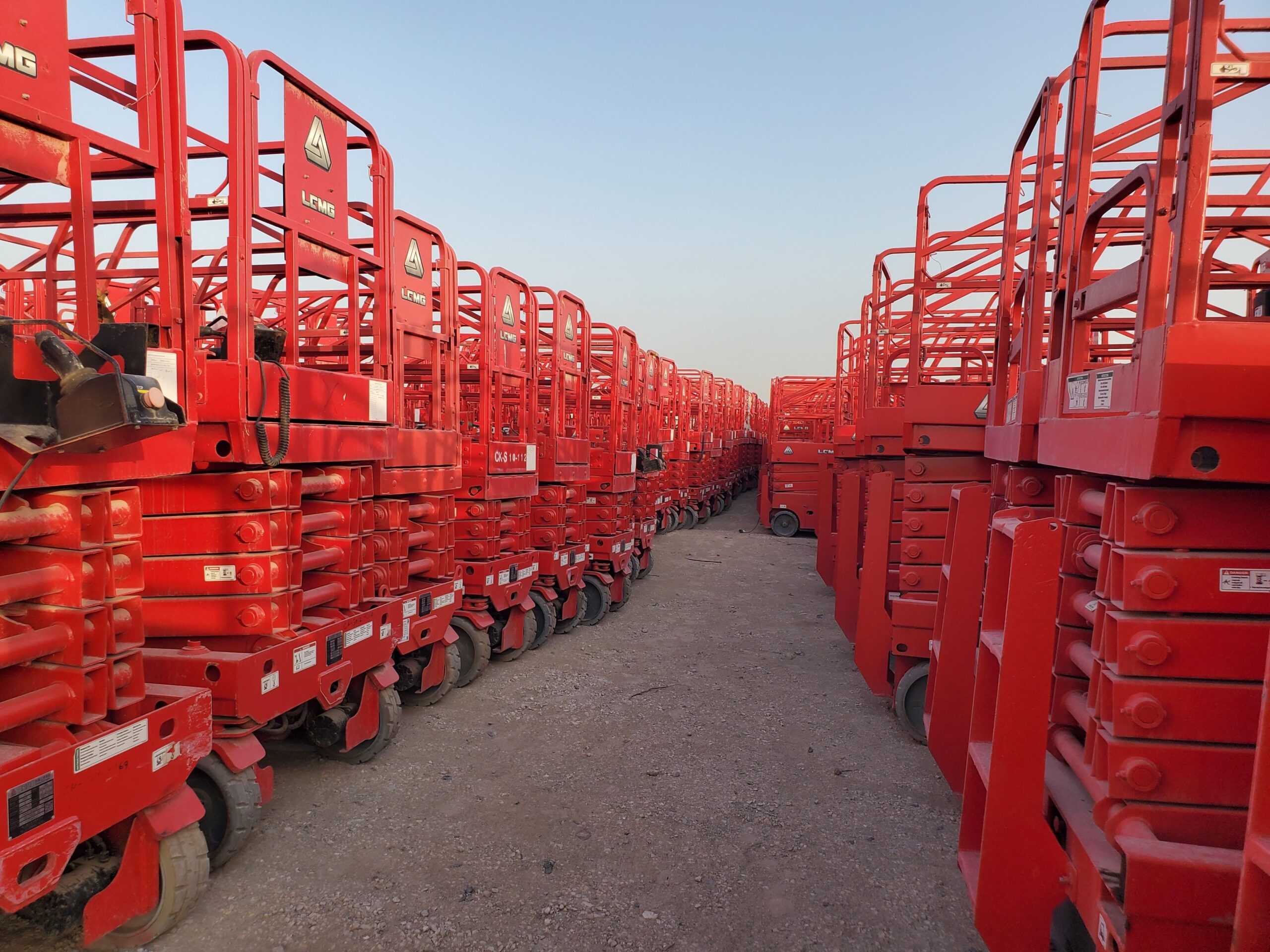 سيزرلفت للايجار scissor lifts مانلفت للايجار Manle