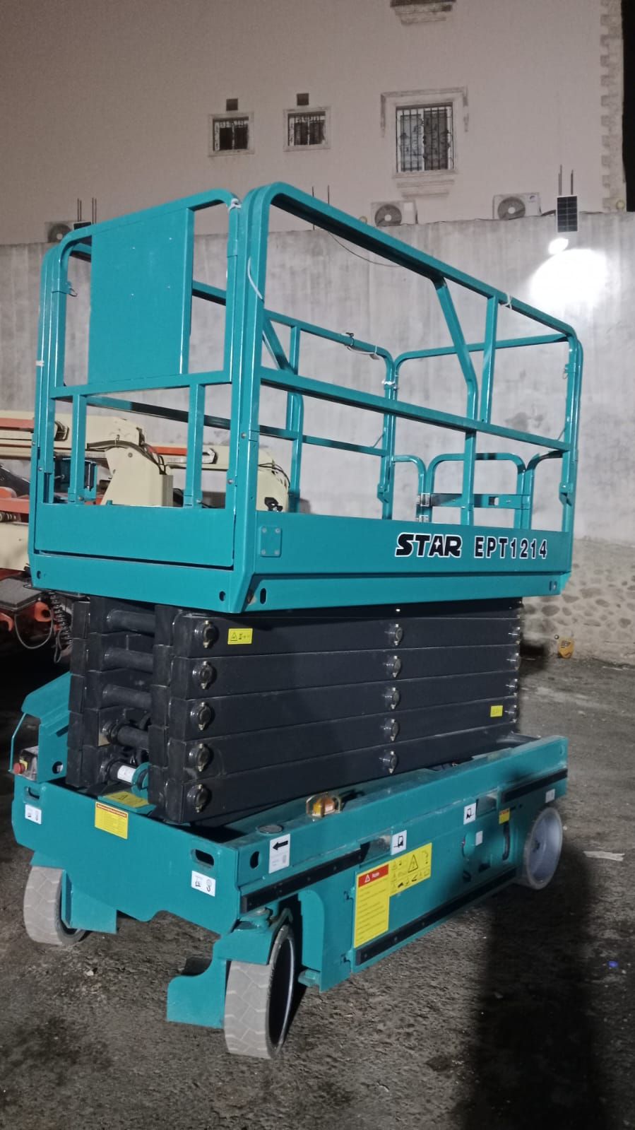 ايجار سيزر لفتscissor lift #سيزرلفت في جده
