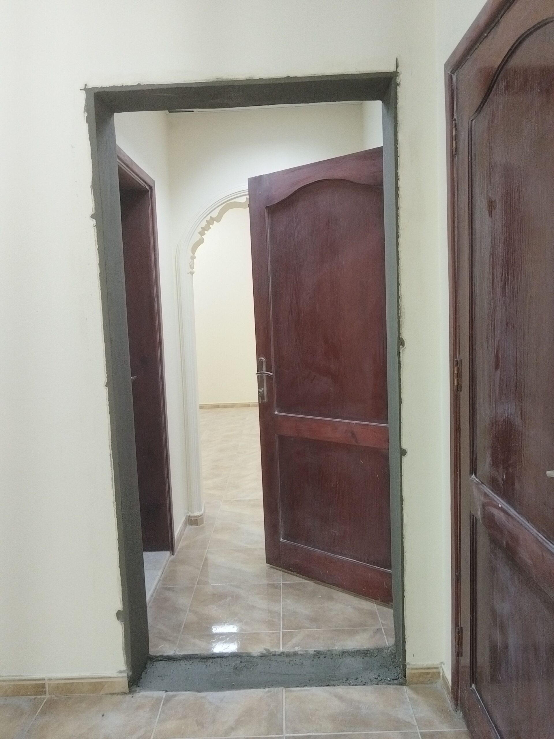 ال عبيد للقص وتكسير ابواب ونوافز وجدران