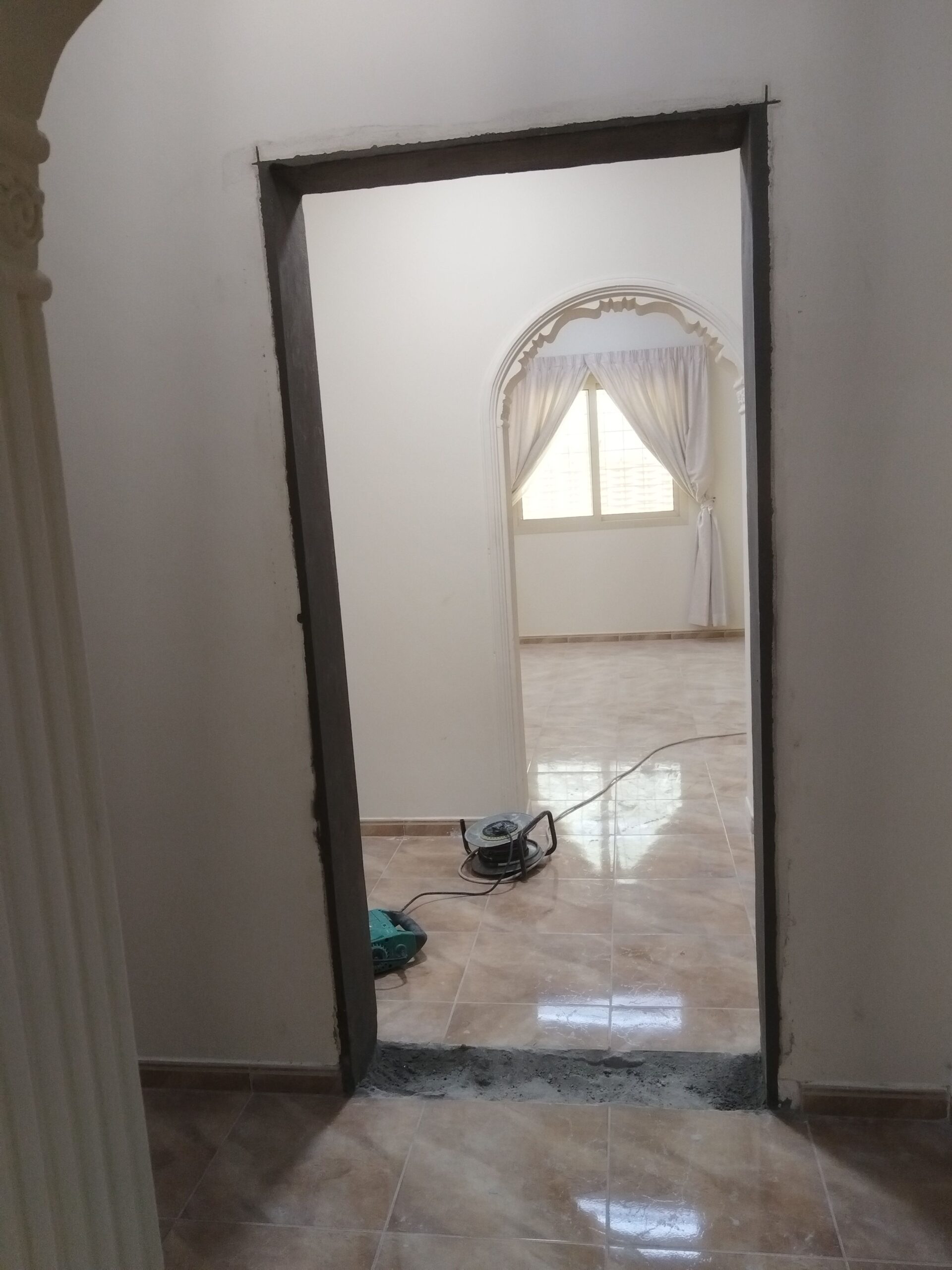 ال عبيد للقص وتكسير ابواب ونوافز وجدران