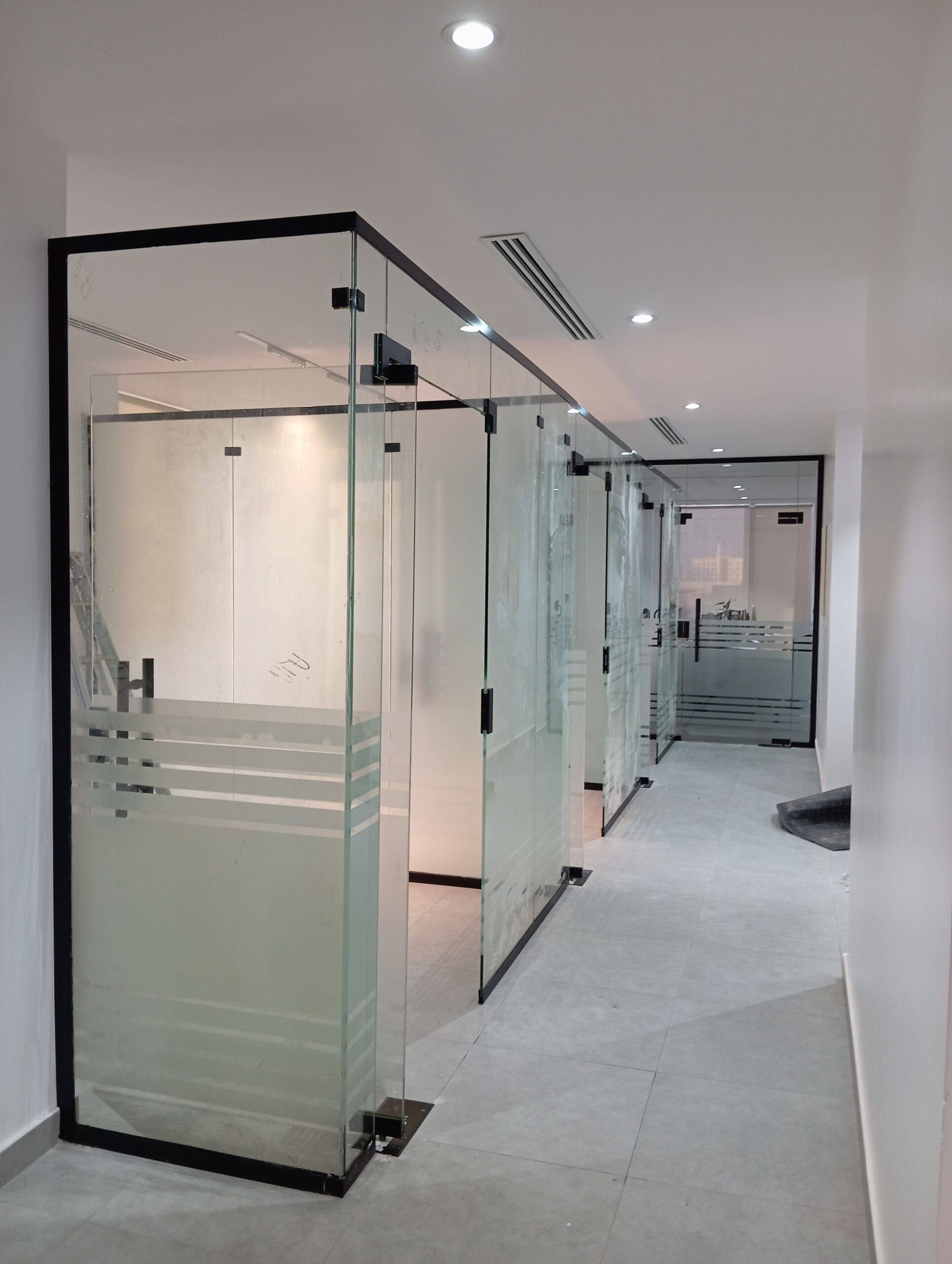 مكاتب زجاج سكريت 0535308137