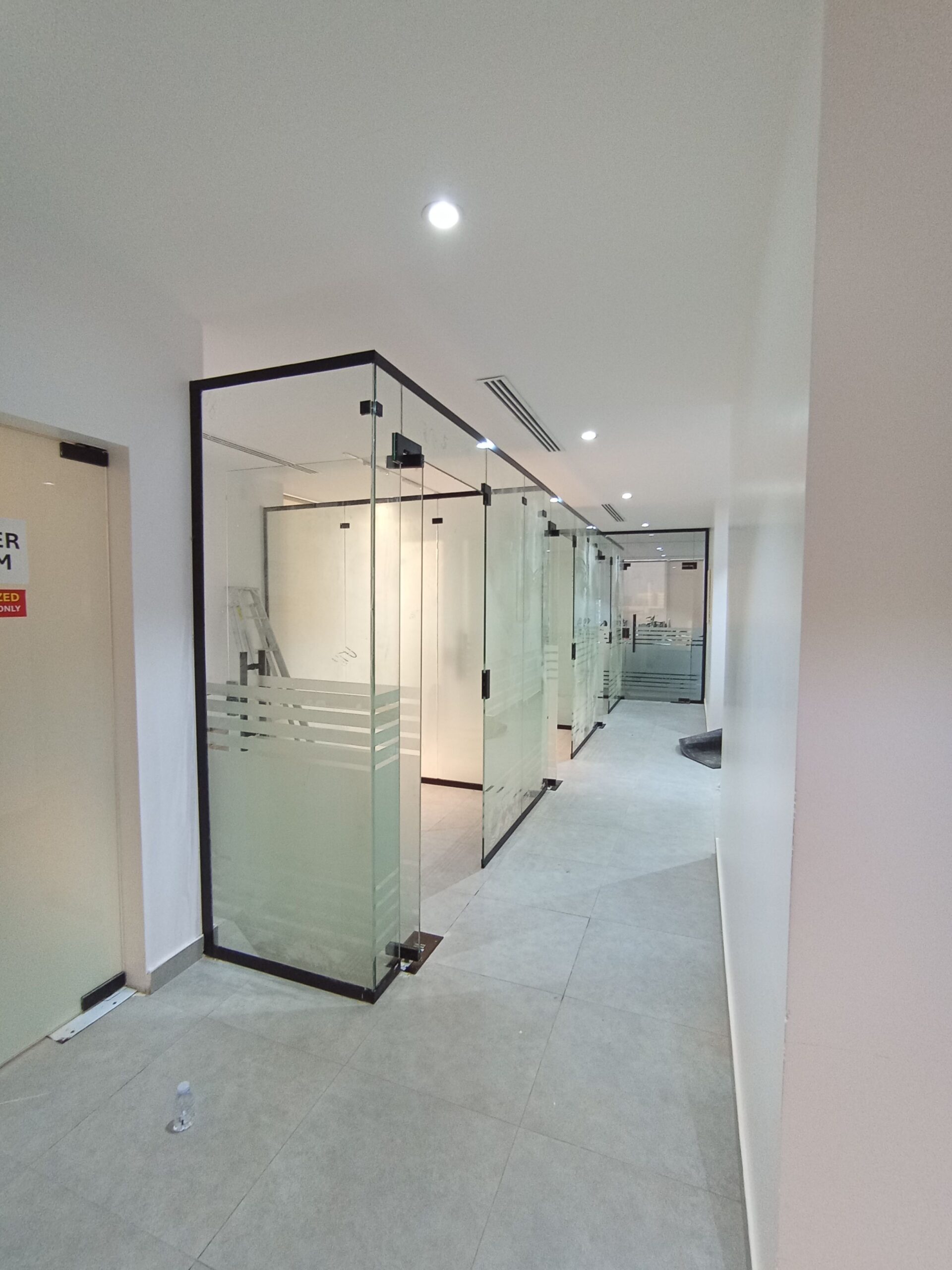 مكاتب زجاج سكريت 0535308137