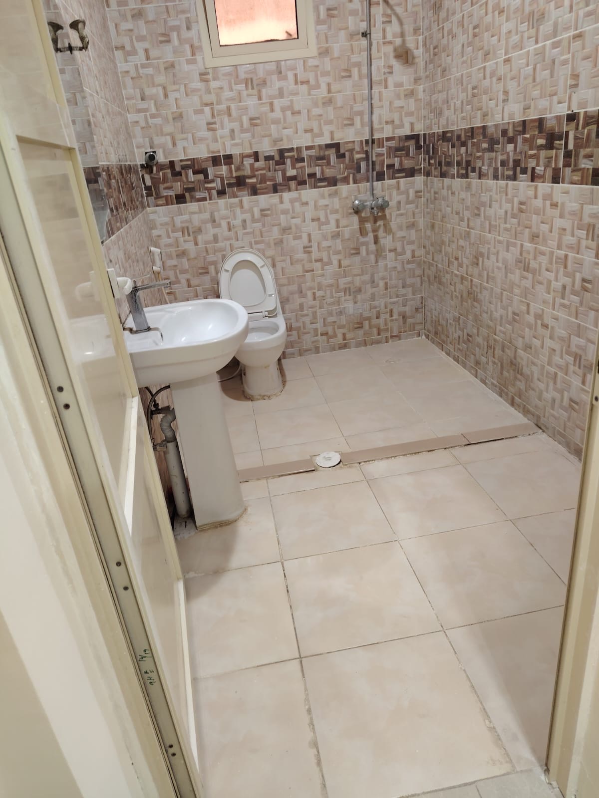 شقق عزاب مميزة سعرآ وموقعآ