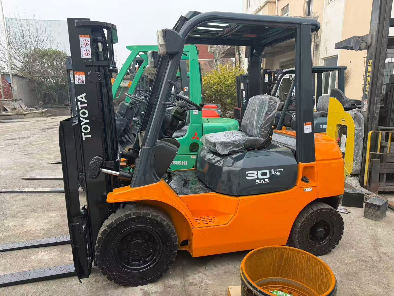 تاجير رافعه شوكيه(فوركلفت) بجميع الاحجام 055565267