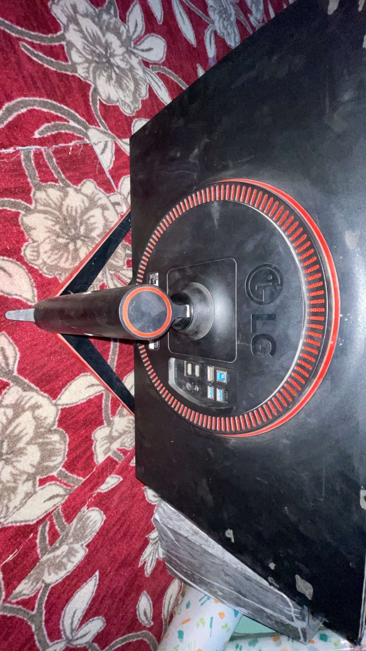 شاشه بيسي وسوني ونوعها LG والشاشه شغاله مافيها اي
