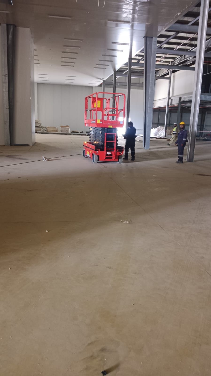 تاجير سيزرلفت( كهرباء وديزل) بجميع المقاسات 055565
