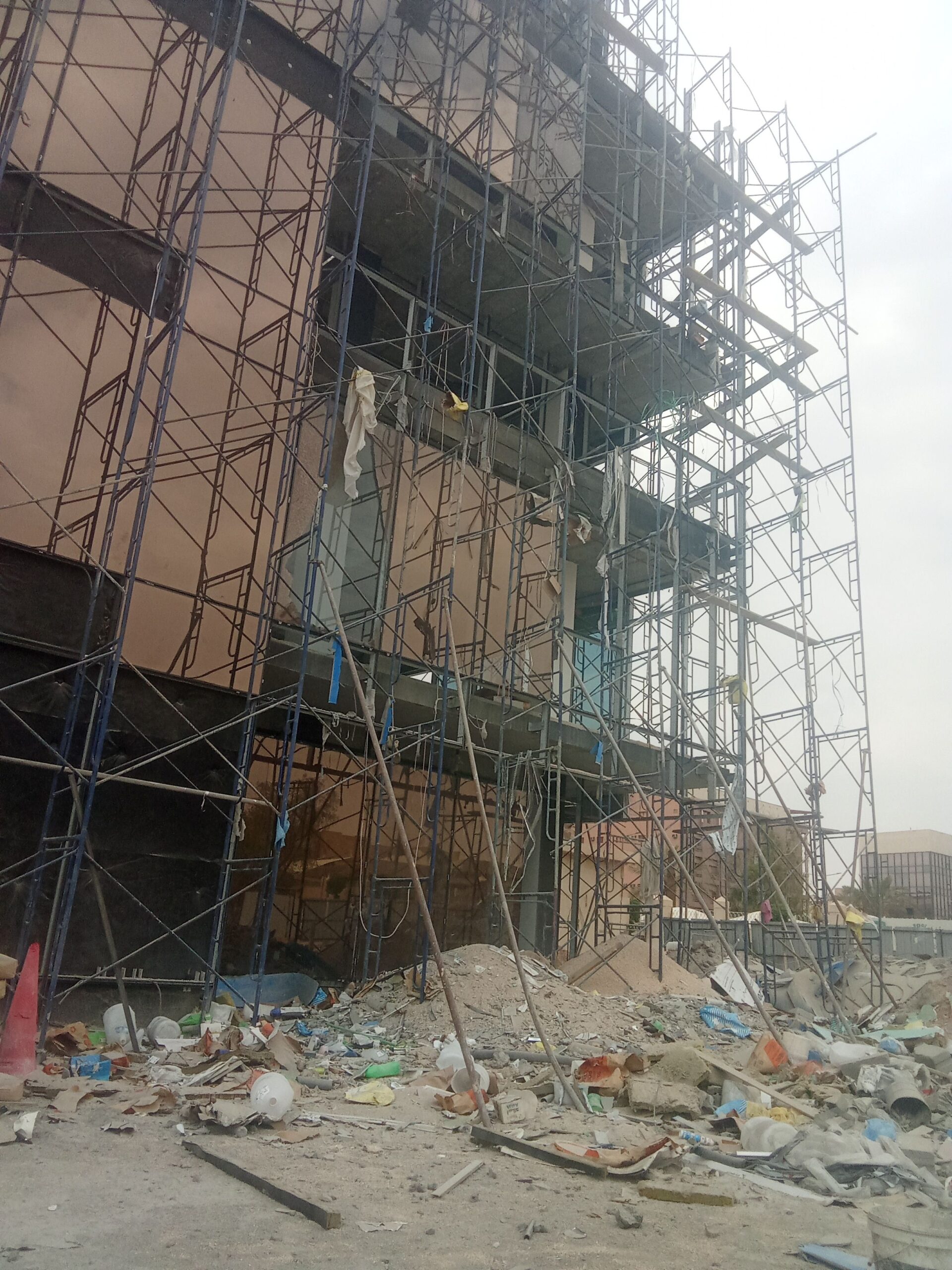 عمال نظافه وتكسير بلاط