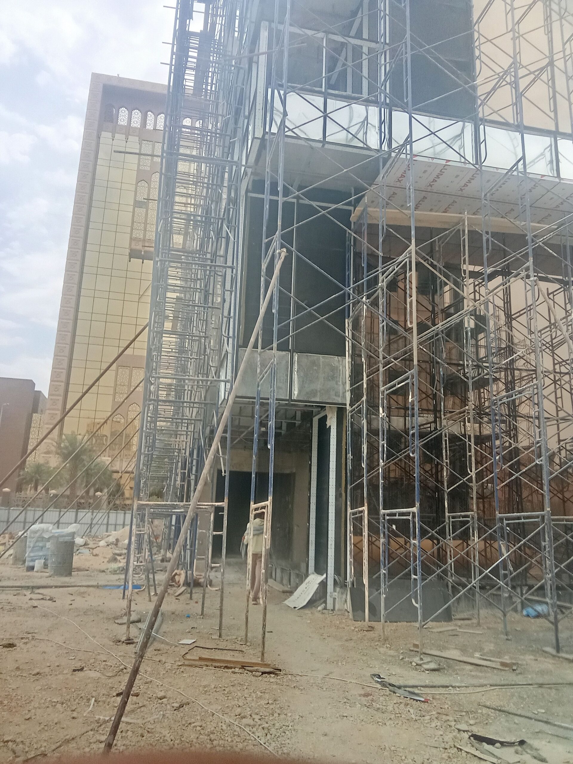 عمال نظافه وتكسير بلاط