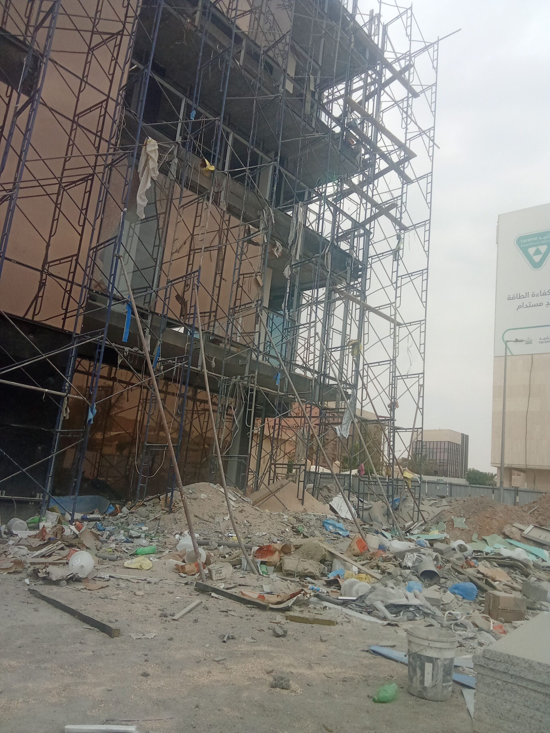 عمال نظافه وتكسير بلاط