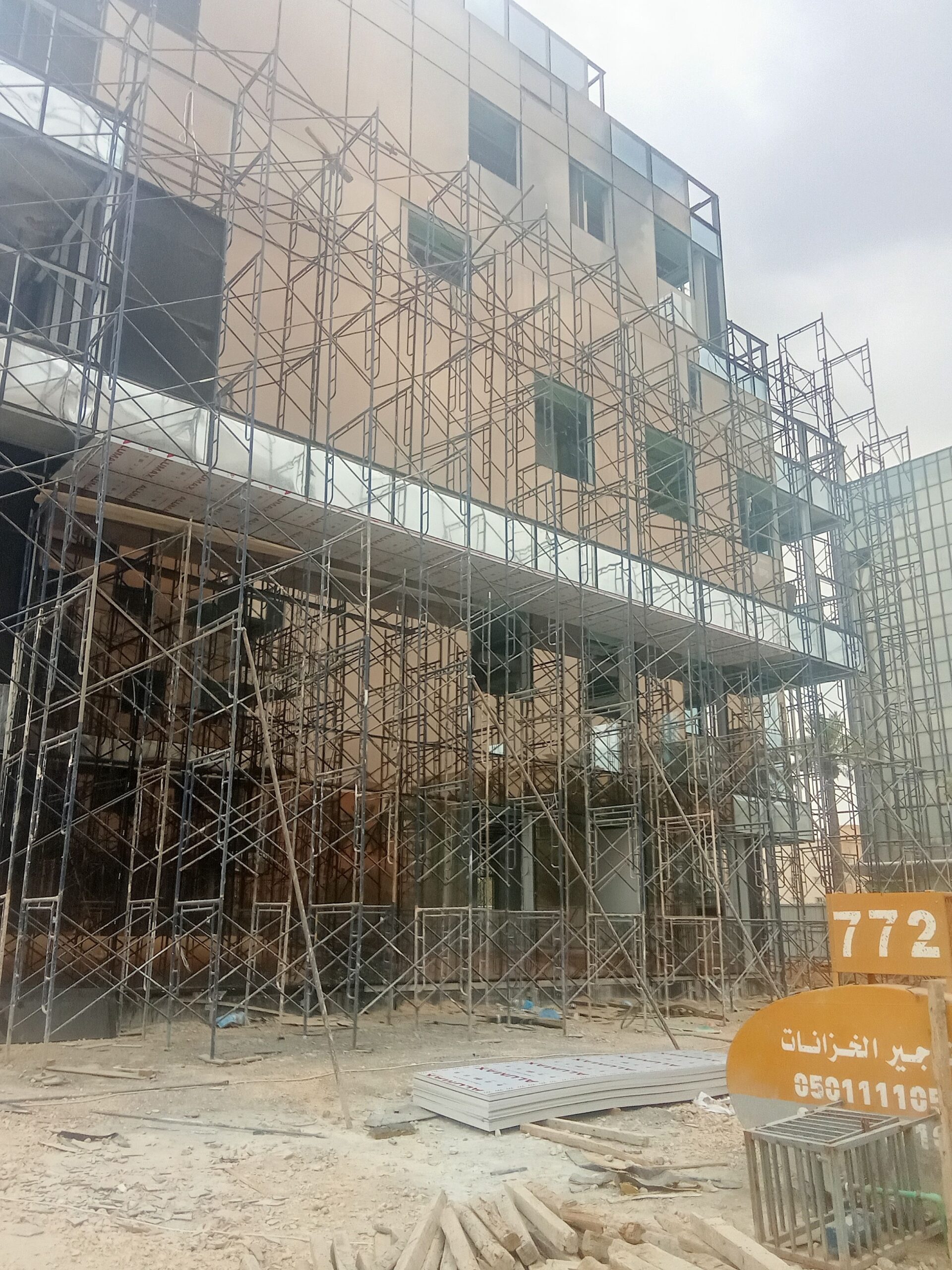 عمال نظافه وتكسير بلاط