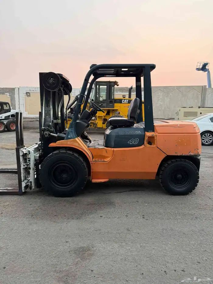 رافعة شوكية CAT 2.5 طن للإيجار بالدمام والخبر