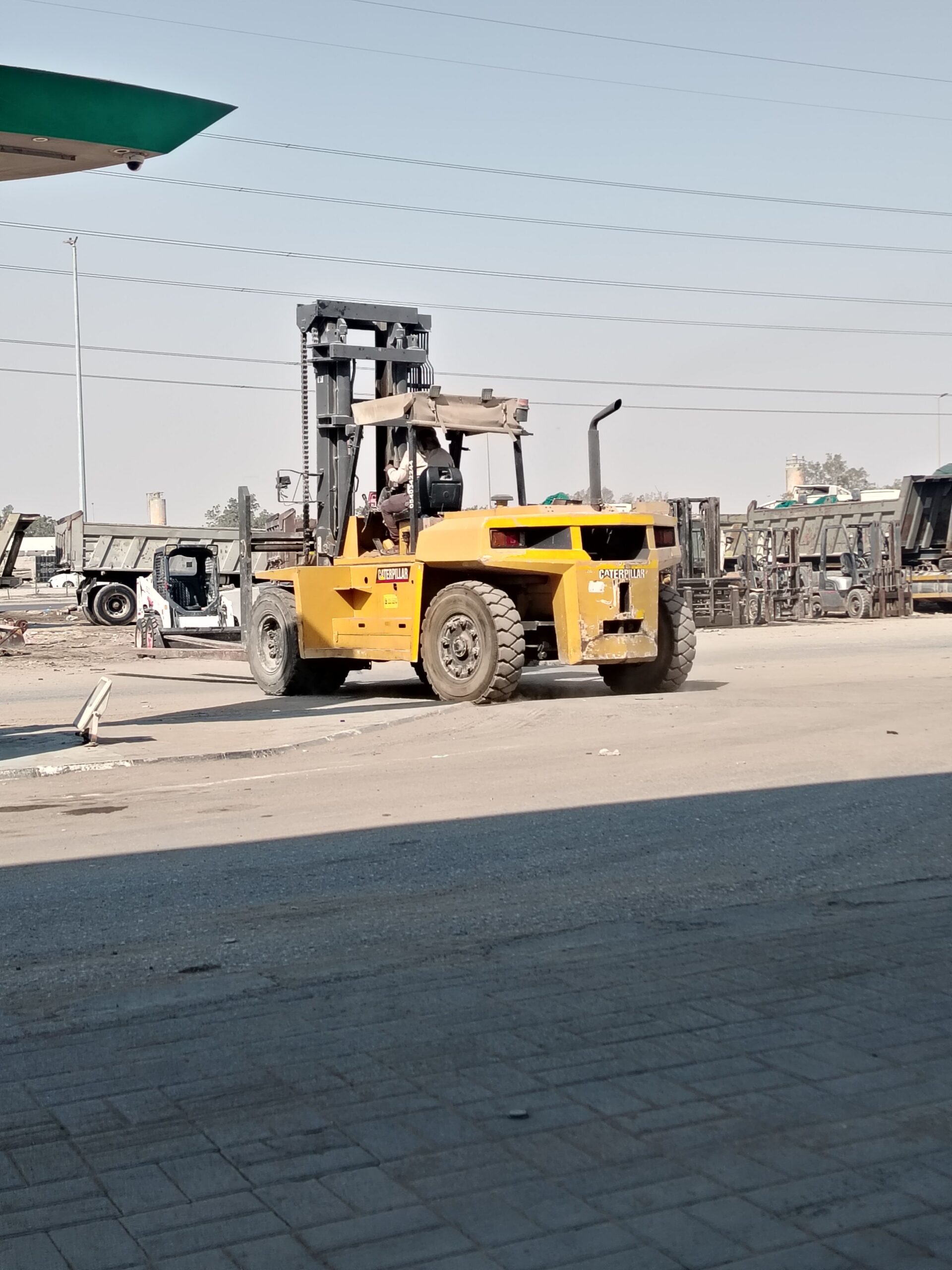 رافعة شوكية CAT 2.5 طن للإيجار بالدمام والخبر