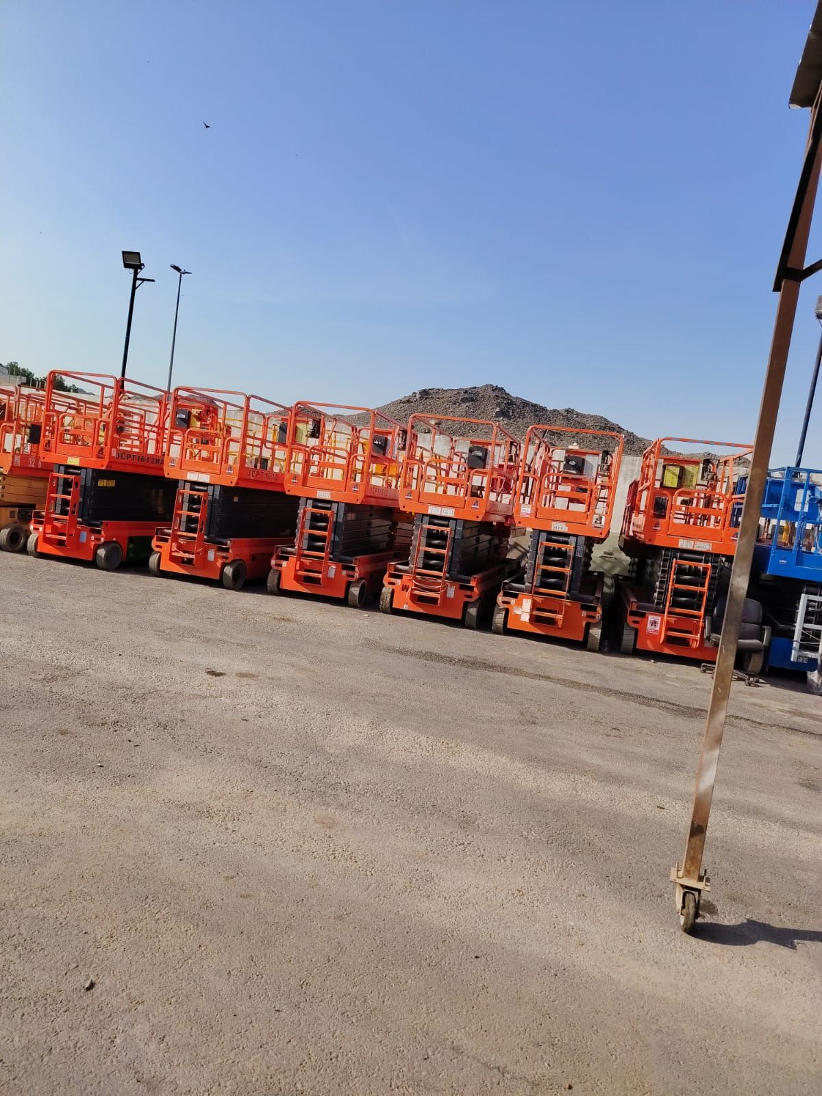Scissor lifts and manlifts for rental in Jeddah, R