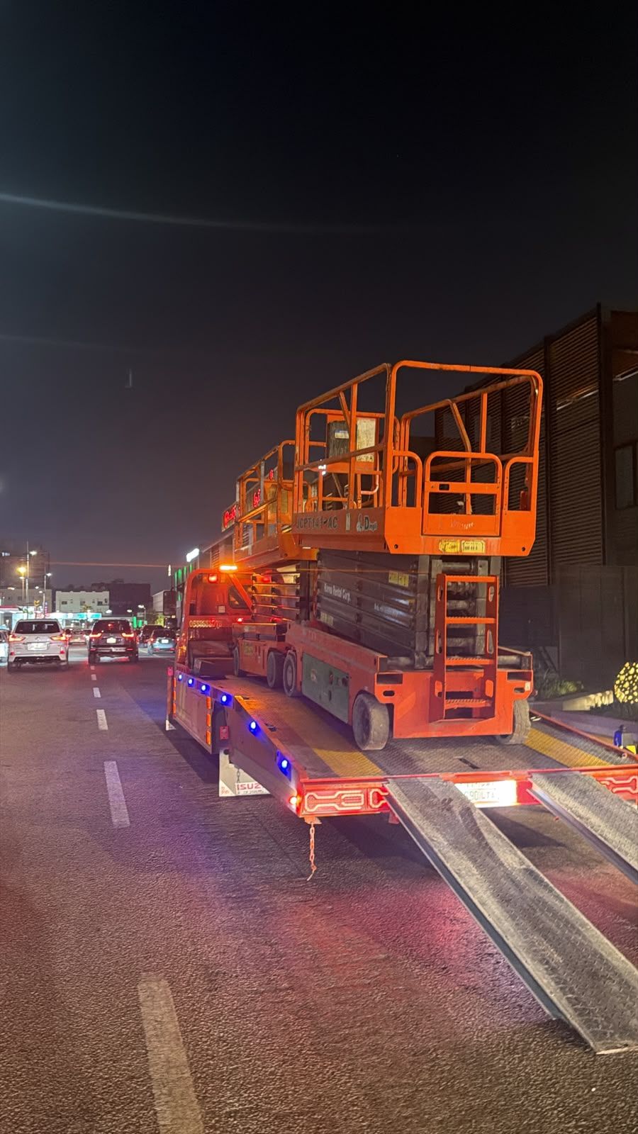 Scissor lifts and manlifts for rental in Jeddah, R