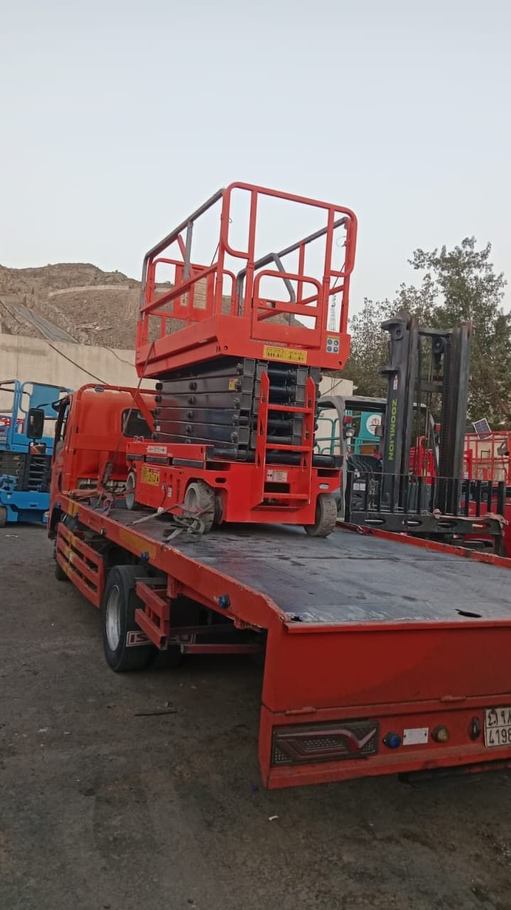 Scissor lifts and manlifts for rental in Jeddah, R