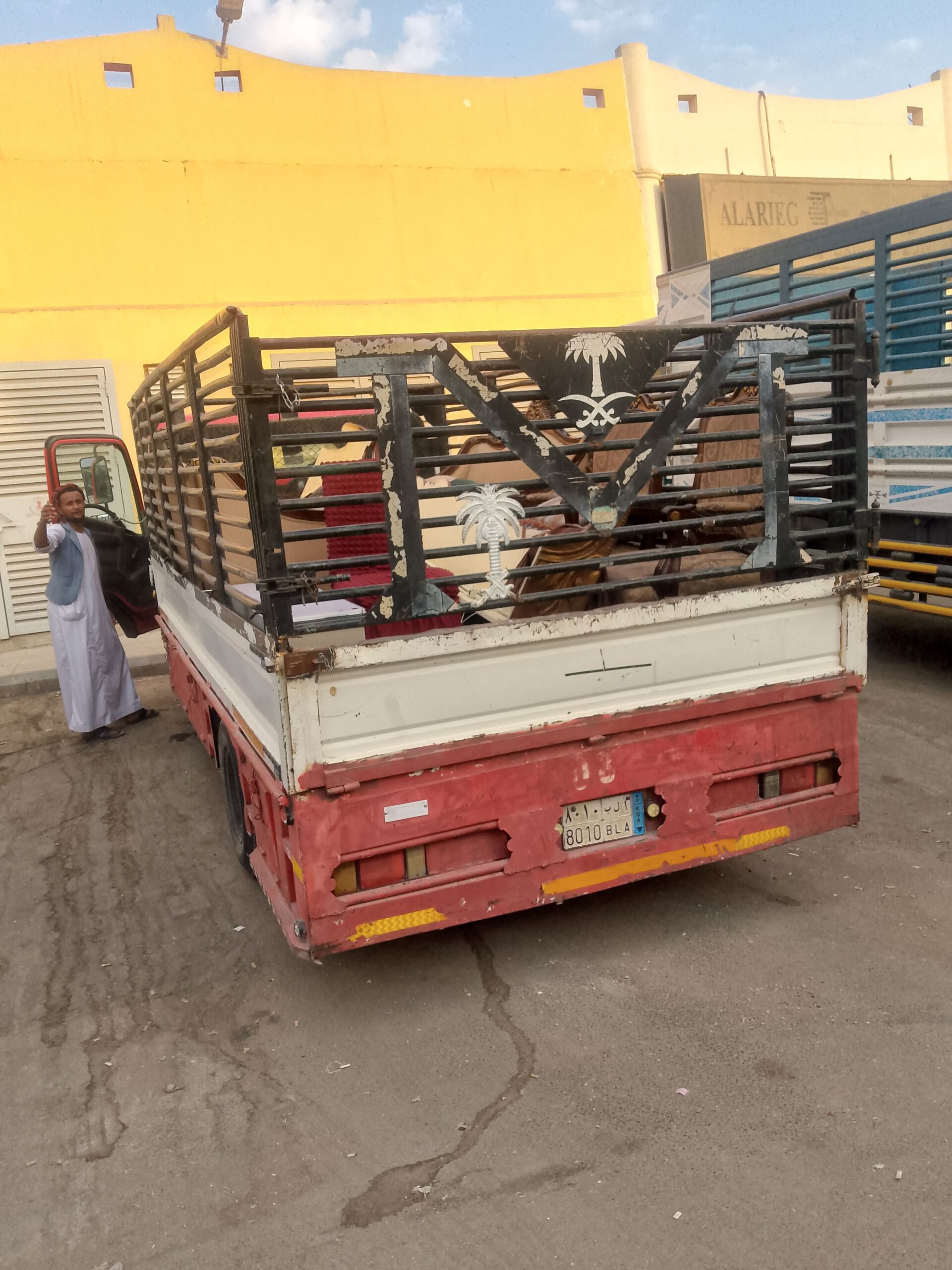 دينا طش الاثاث القديم بالرياض 0537486934