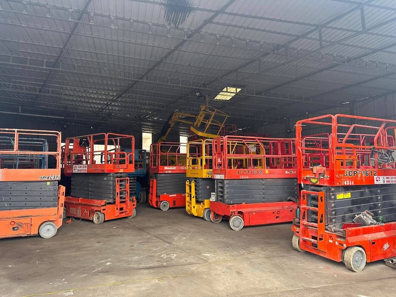 Scissor lifts and manlifts for rental in Jeddah, R