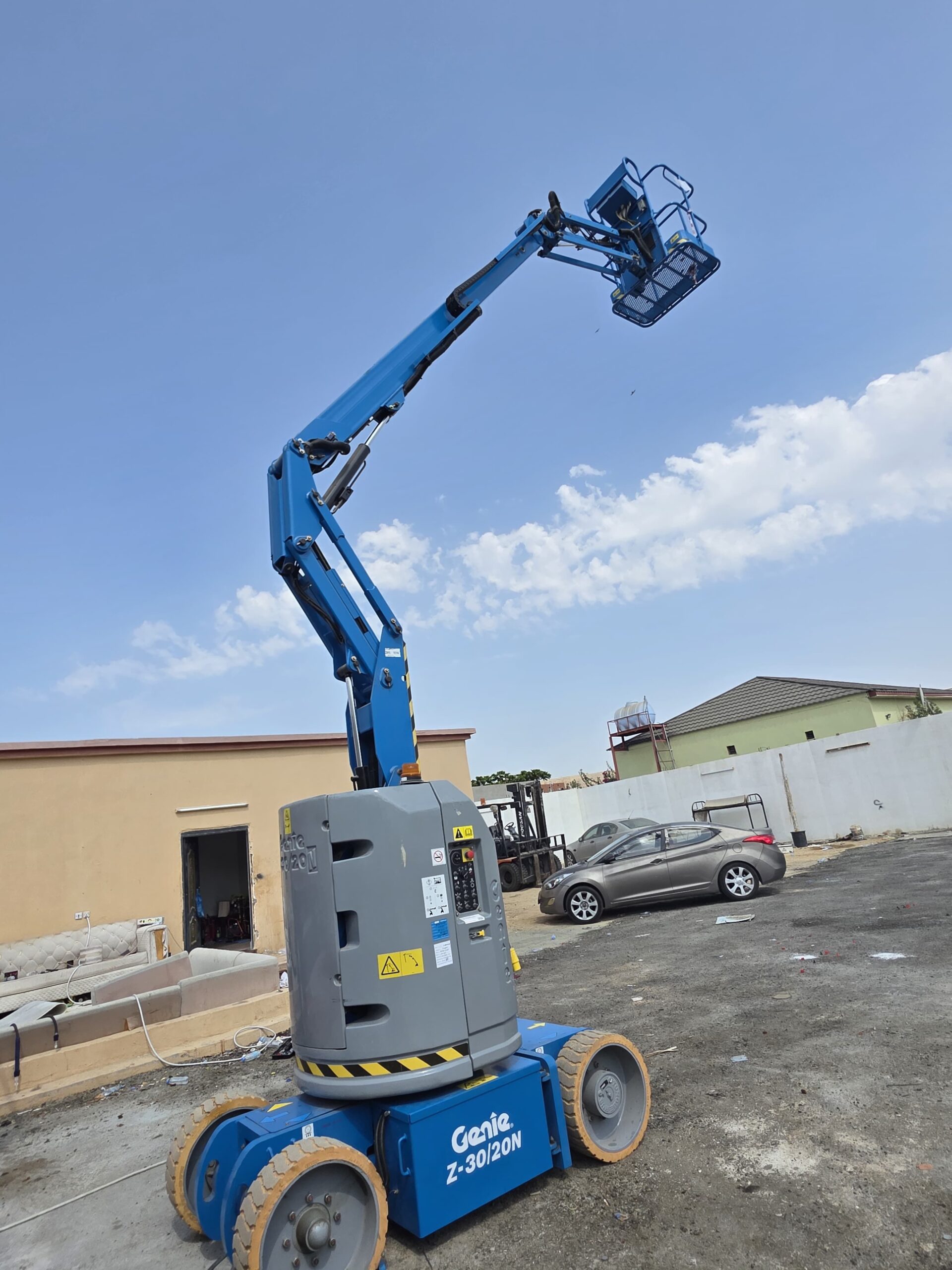 Scissor lifts and manlifts for rental in Jeddah, R