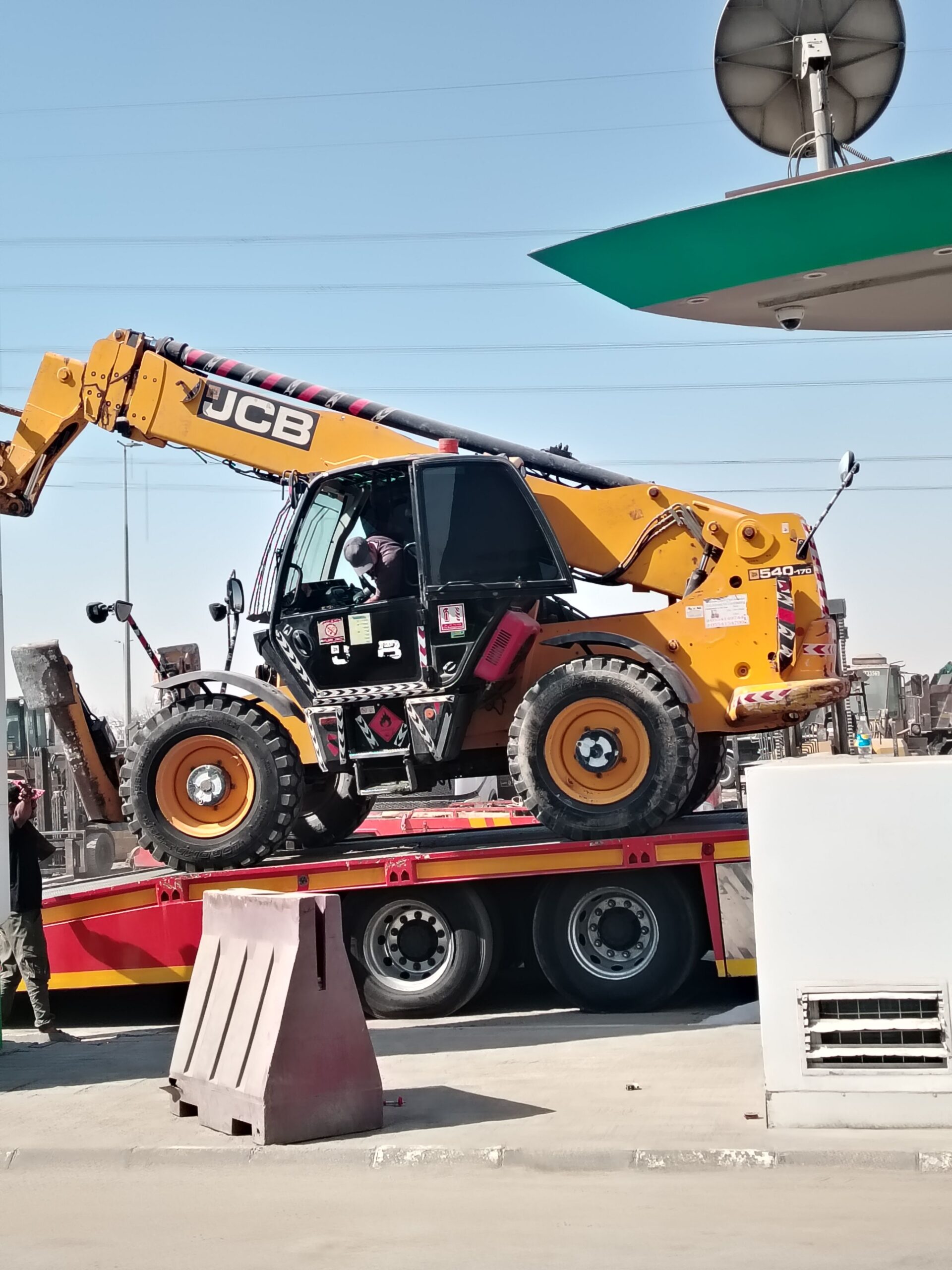 تأجير رافعات شوكيه وسيزر لفت وتلسكوبية