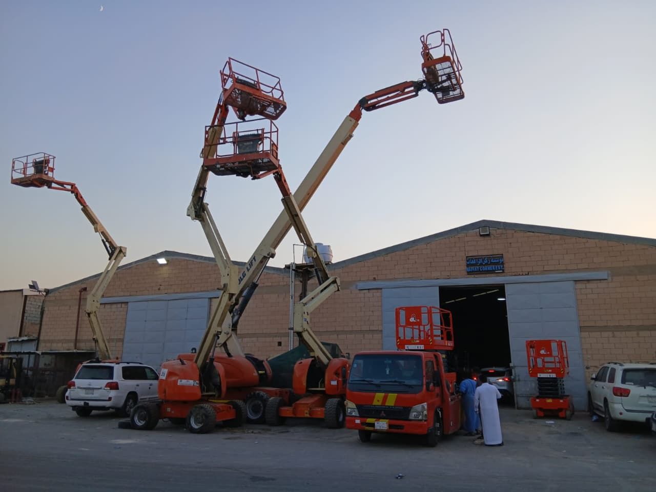 Scissor lifts and manlifts for rental in Jeddah, R