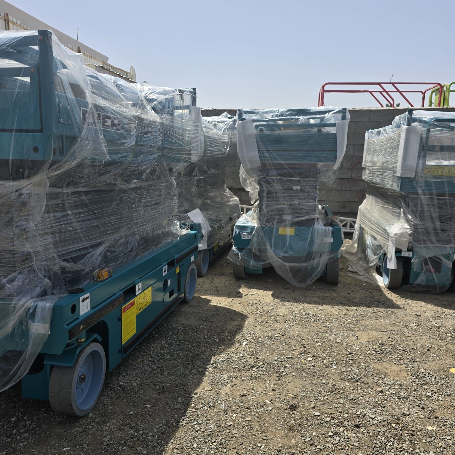 Scissor lifts and manlifts for rental in alkasaim